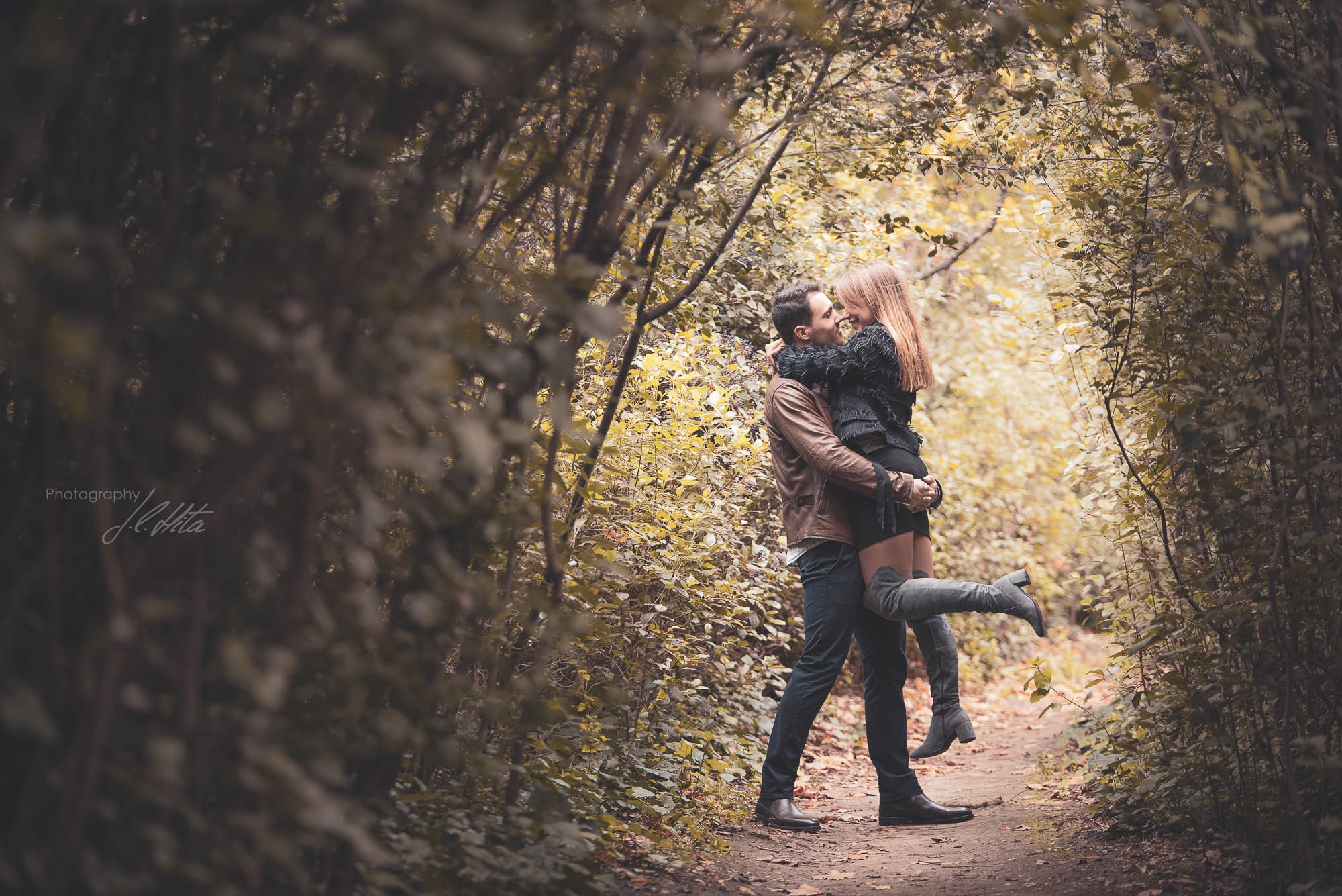 Beso entre la vegetación