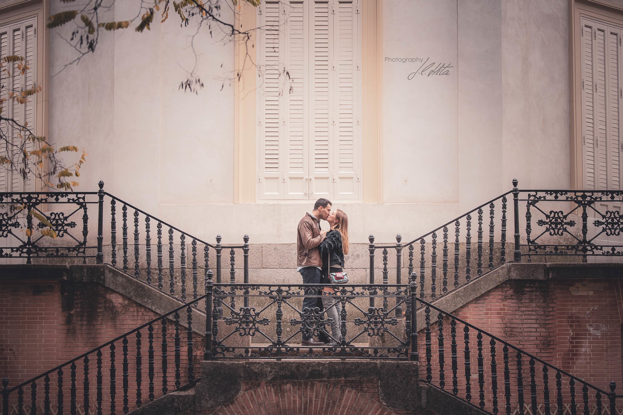 Beso en las escaleras