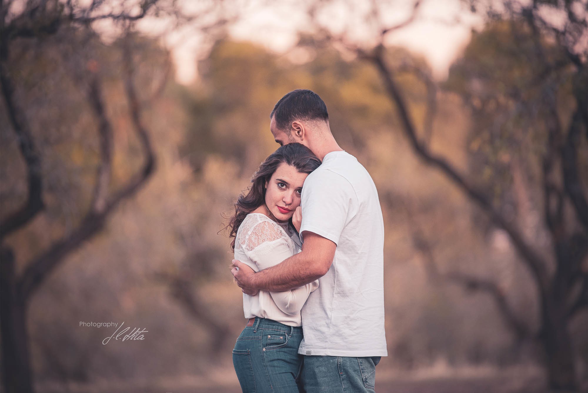 Abrazados entre los almendros