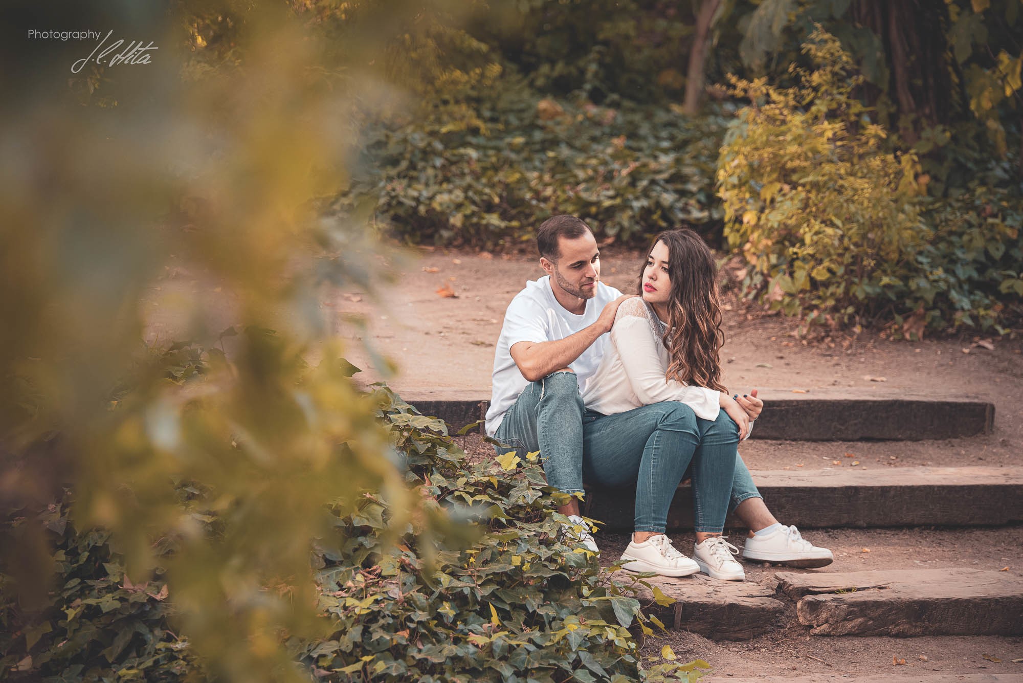 Sentados en las escaleras
