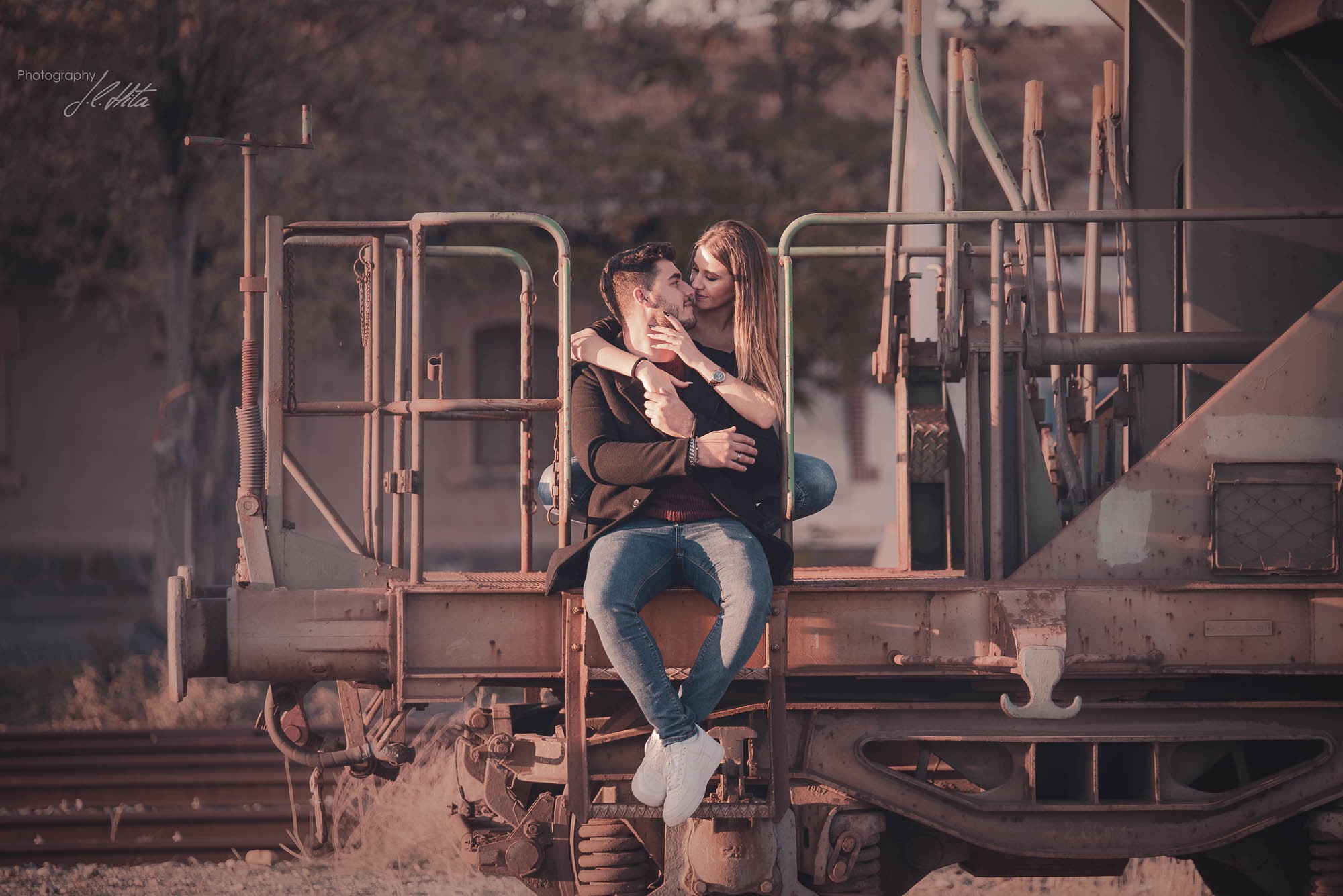 Sentados sobre el tren