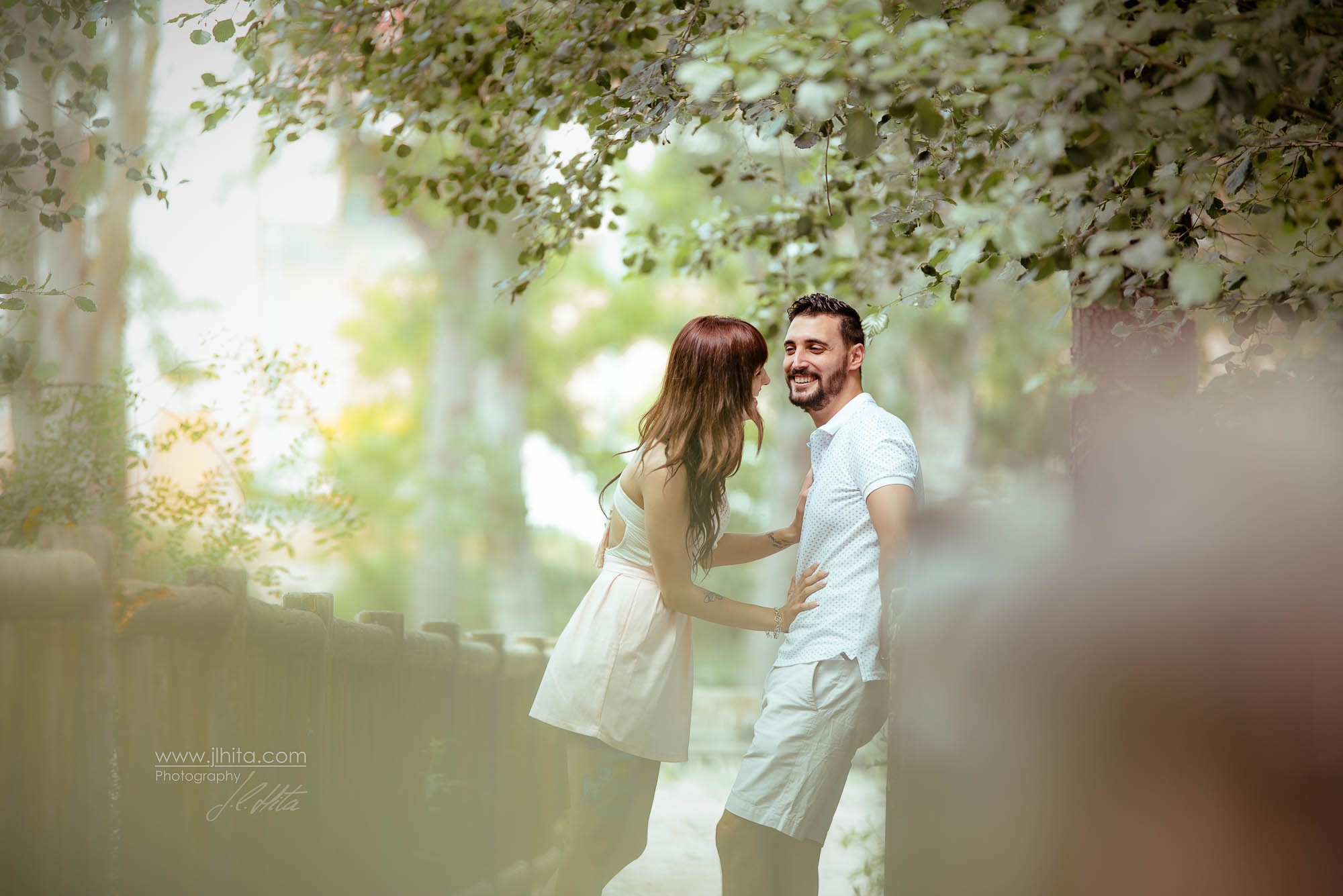 Pareja entre sonrisas
