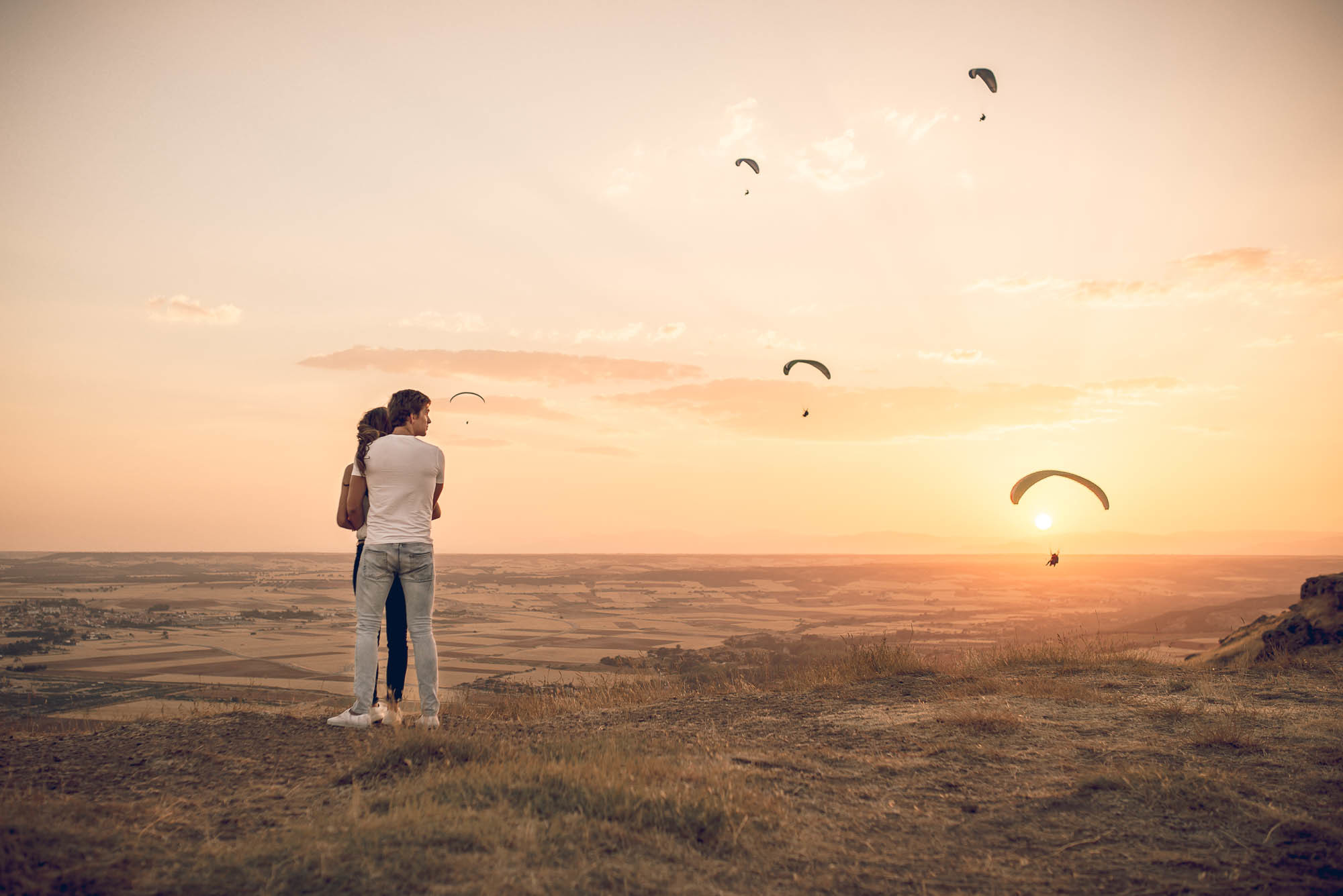 Sesión de pareja con parapentes
