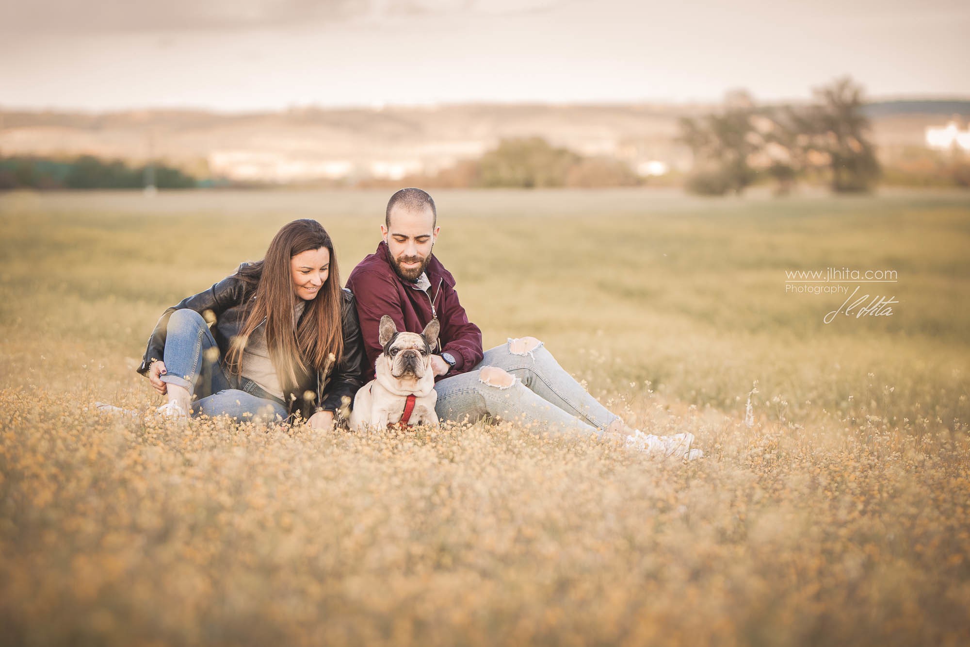 Pareja y perro en la pradera