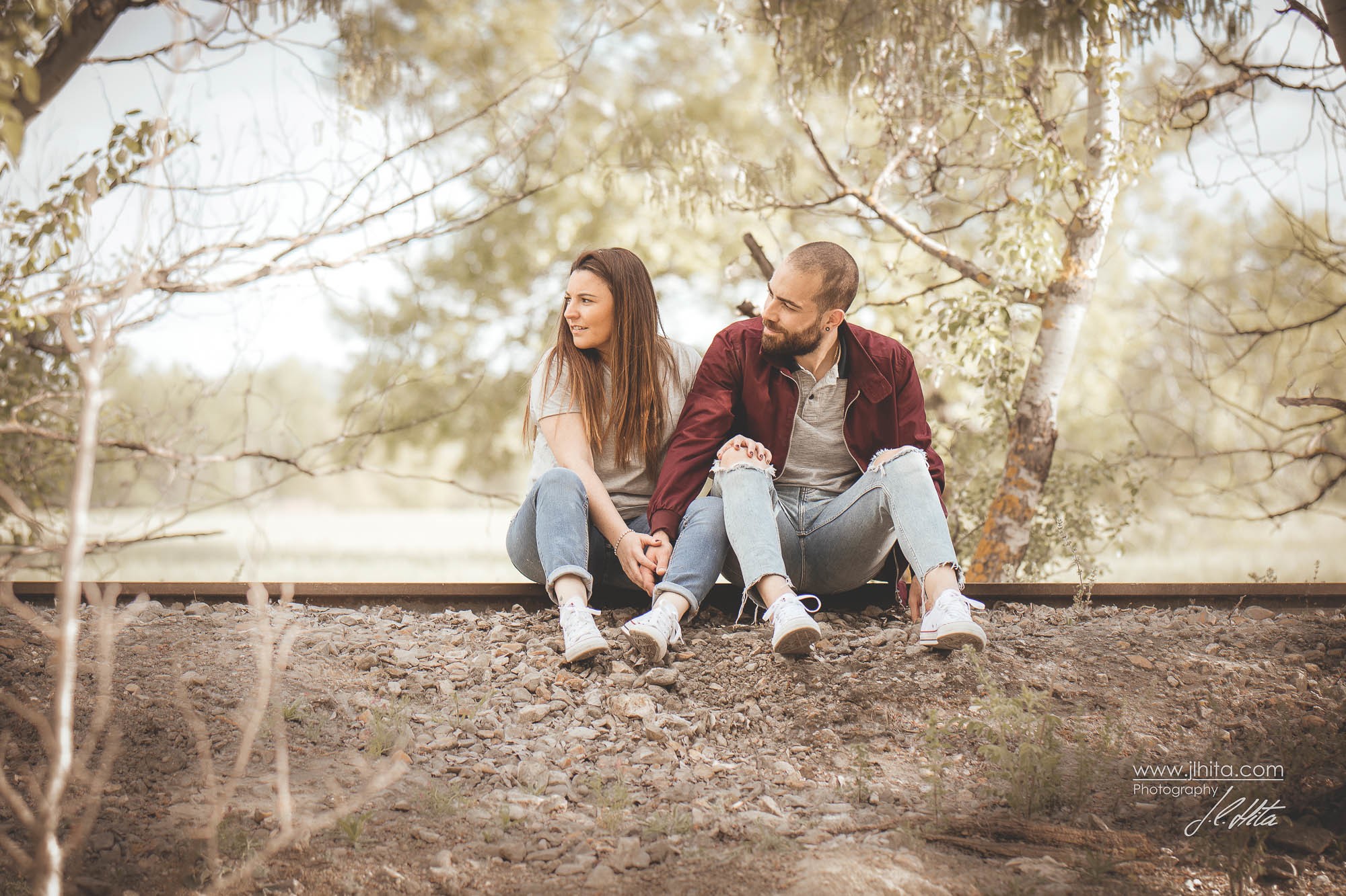 Sentados en las vias