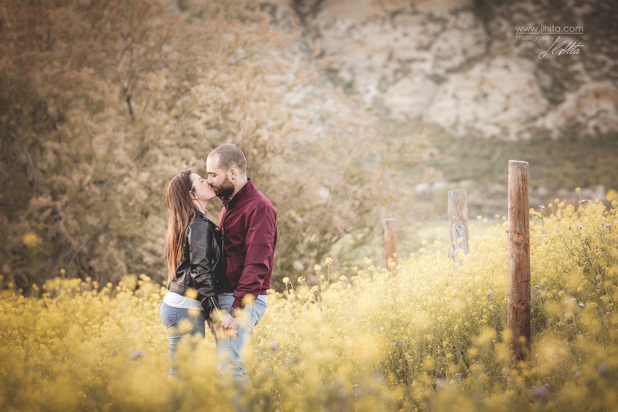 Beso y flores amarillas