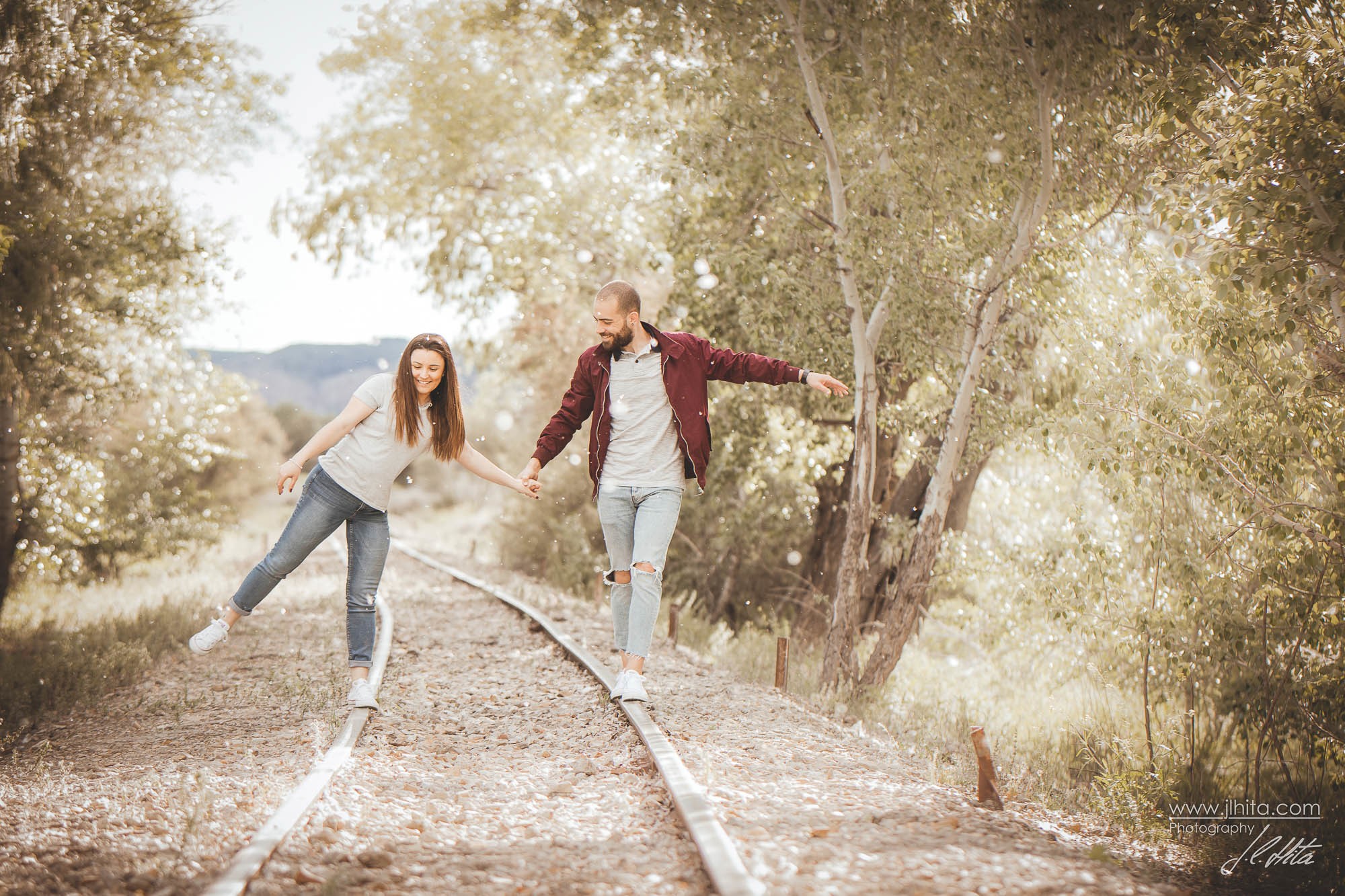 Sesión pareja sobre raíles