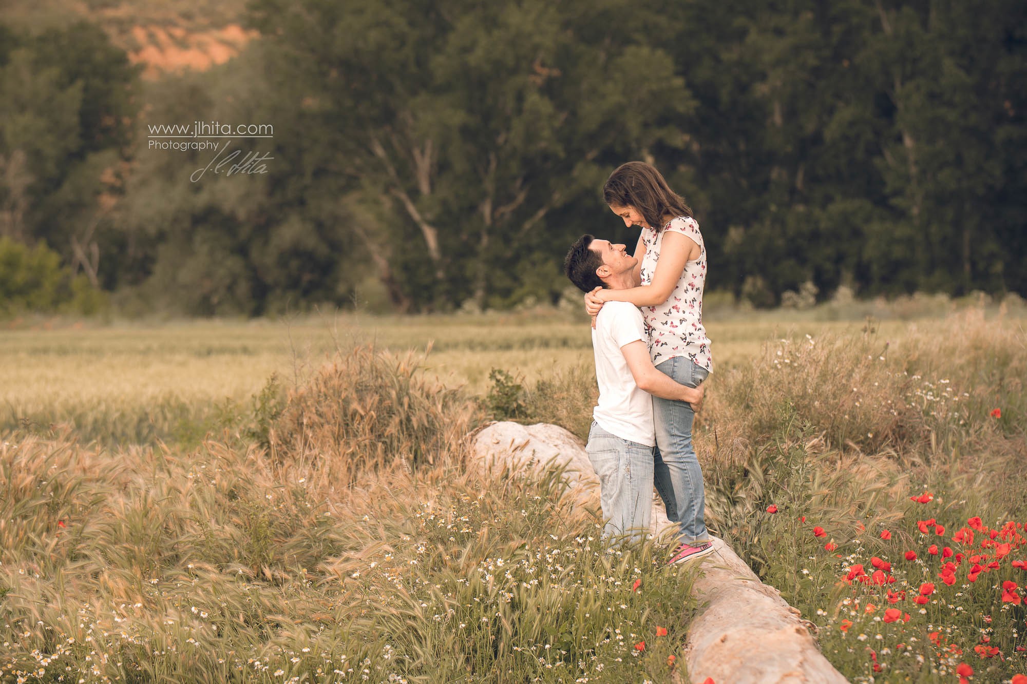 Sesión preboda sobre el tronco