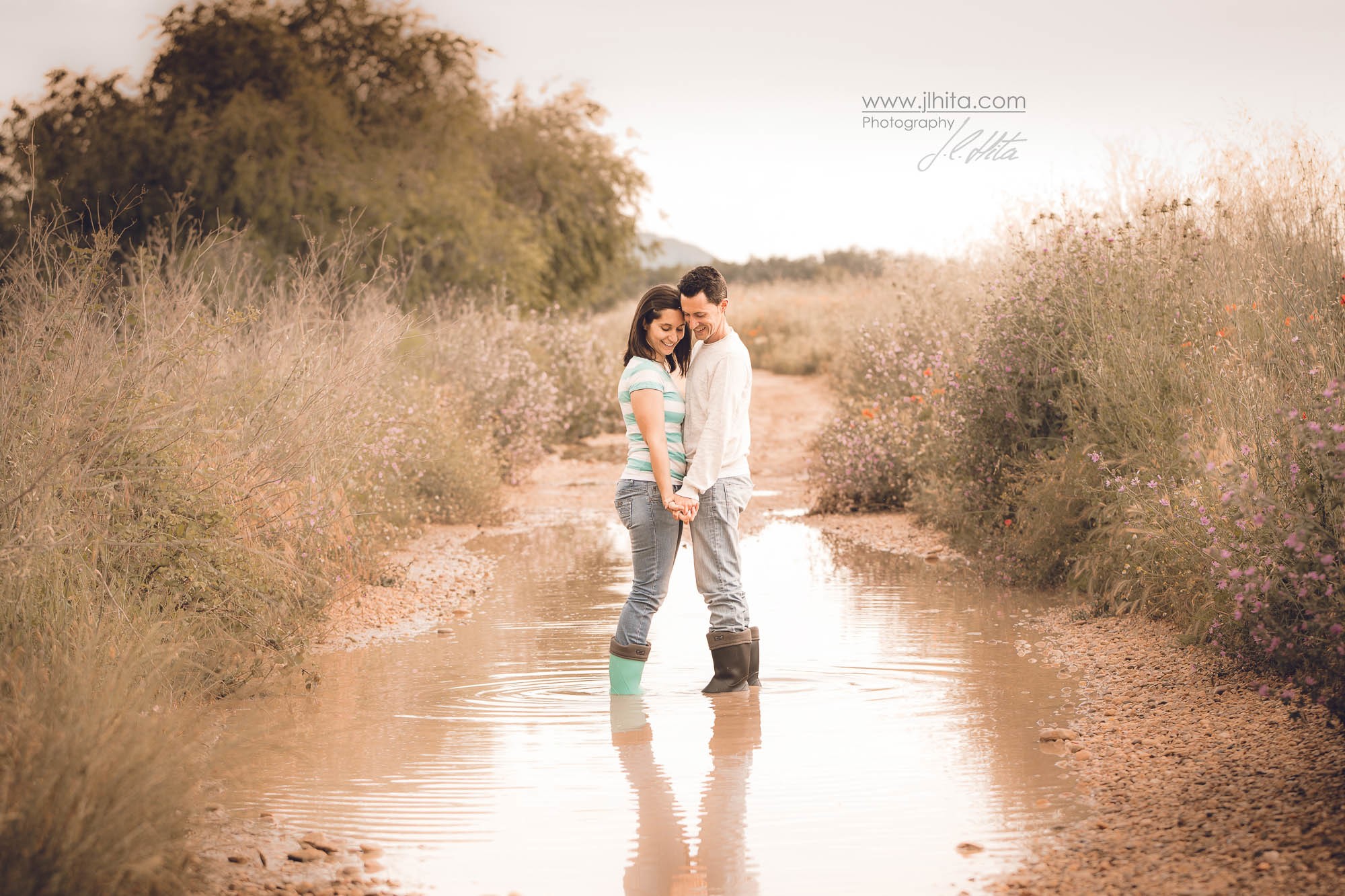 Pareja de la mano en un charco