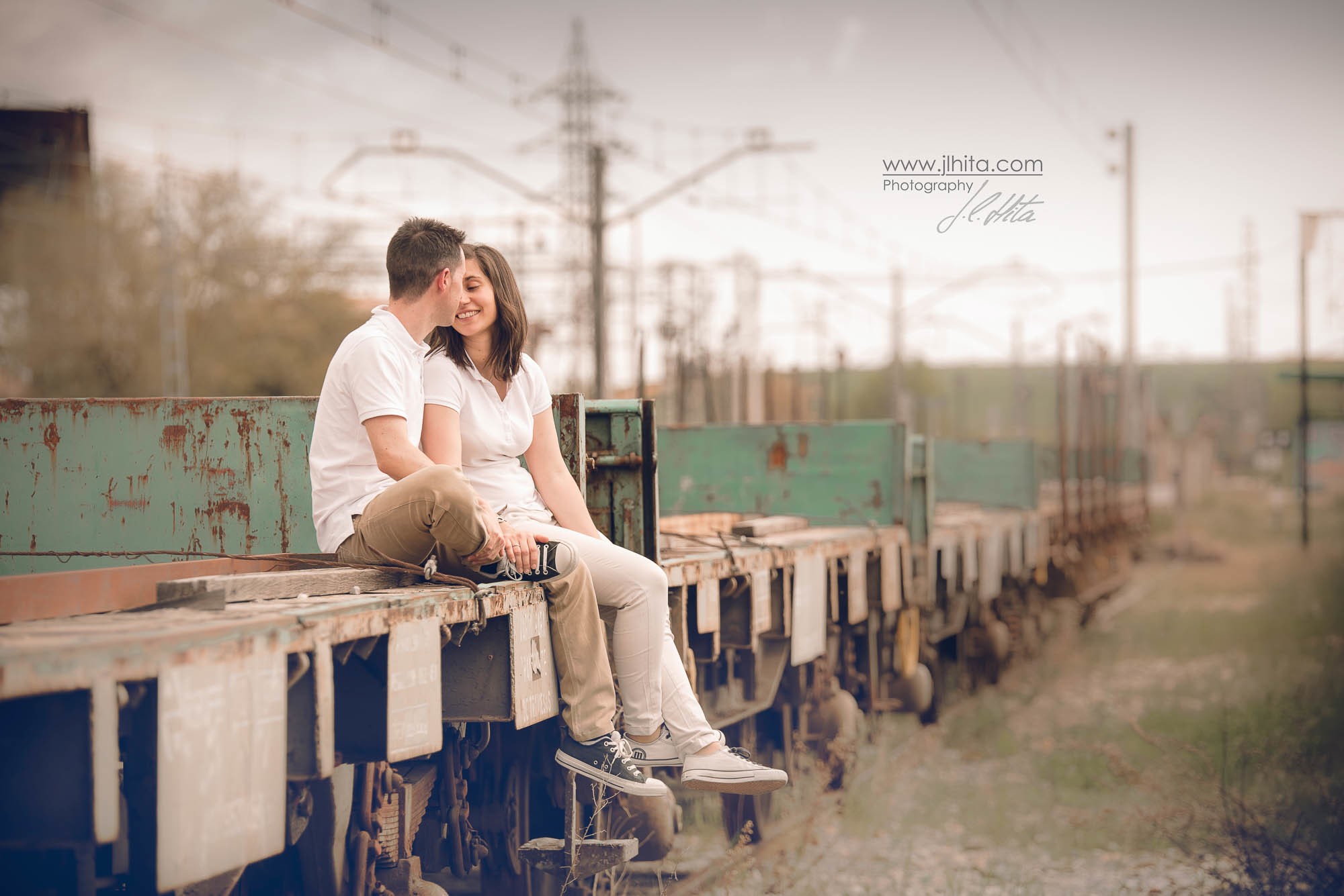 Sesión preboda sentados en el tren