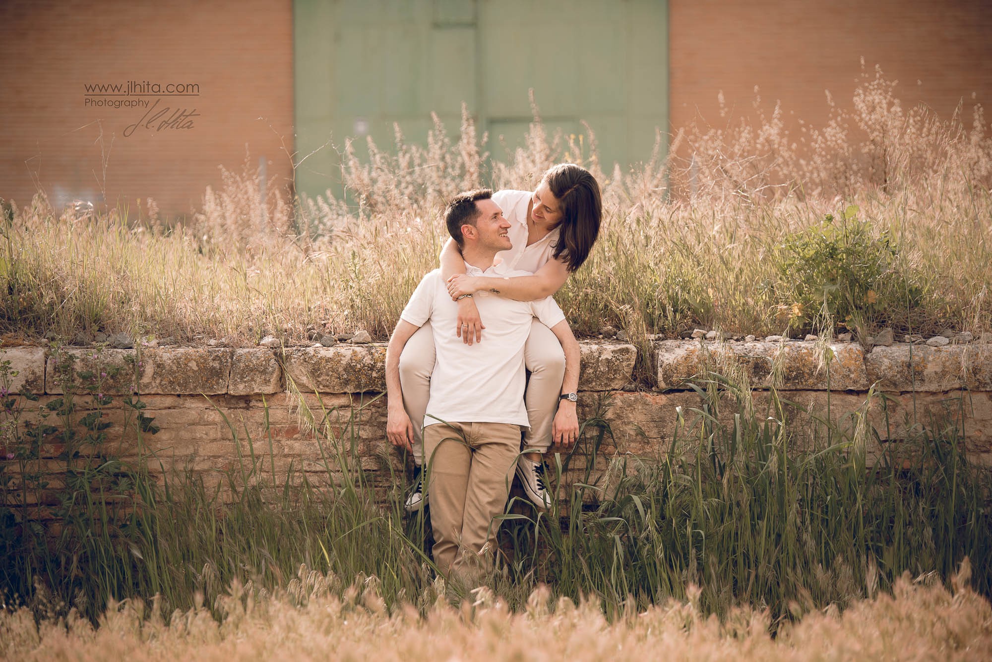 En el muro de la estación