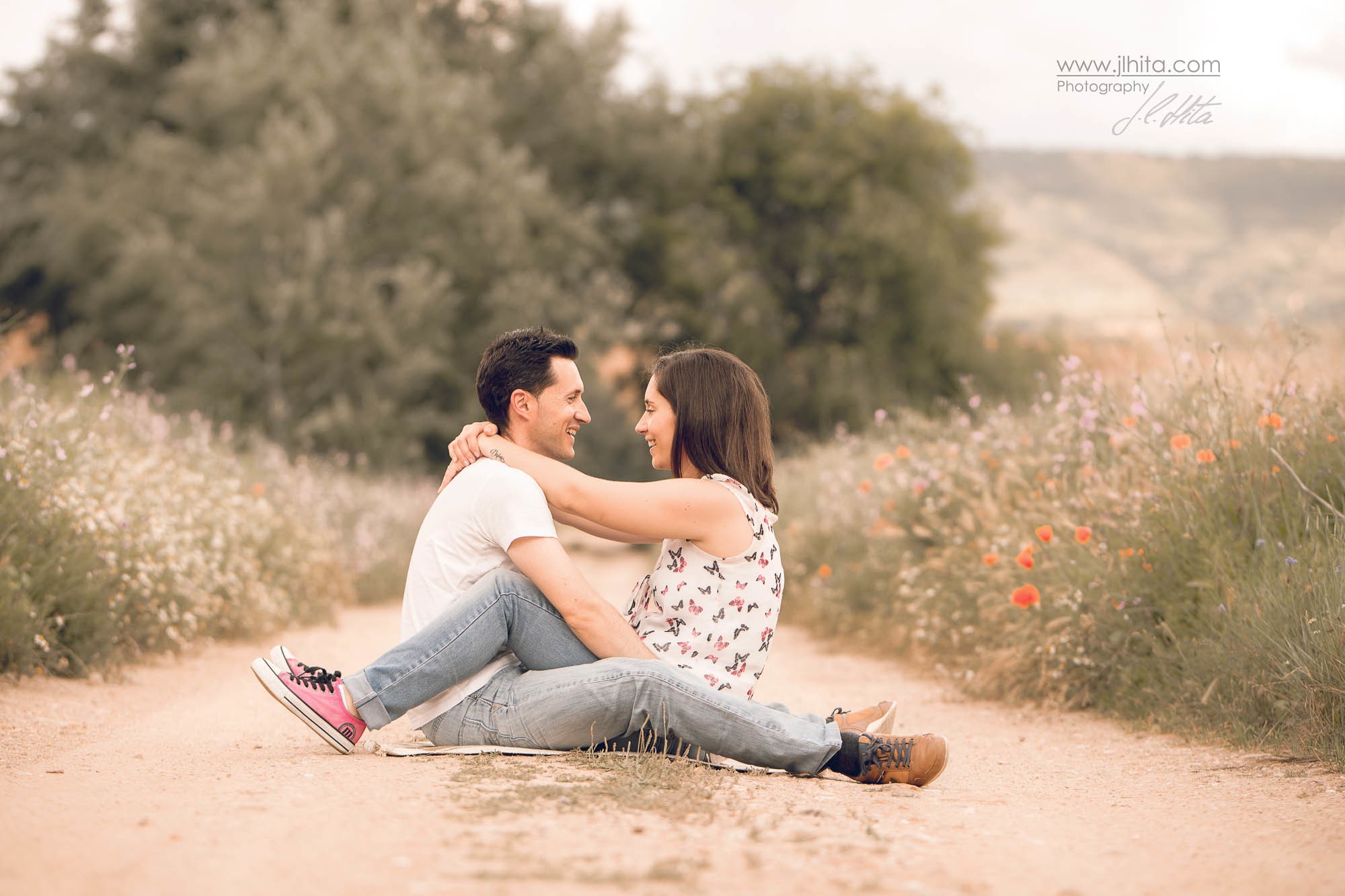 pareja observandose de cerca