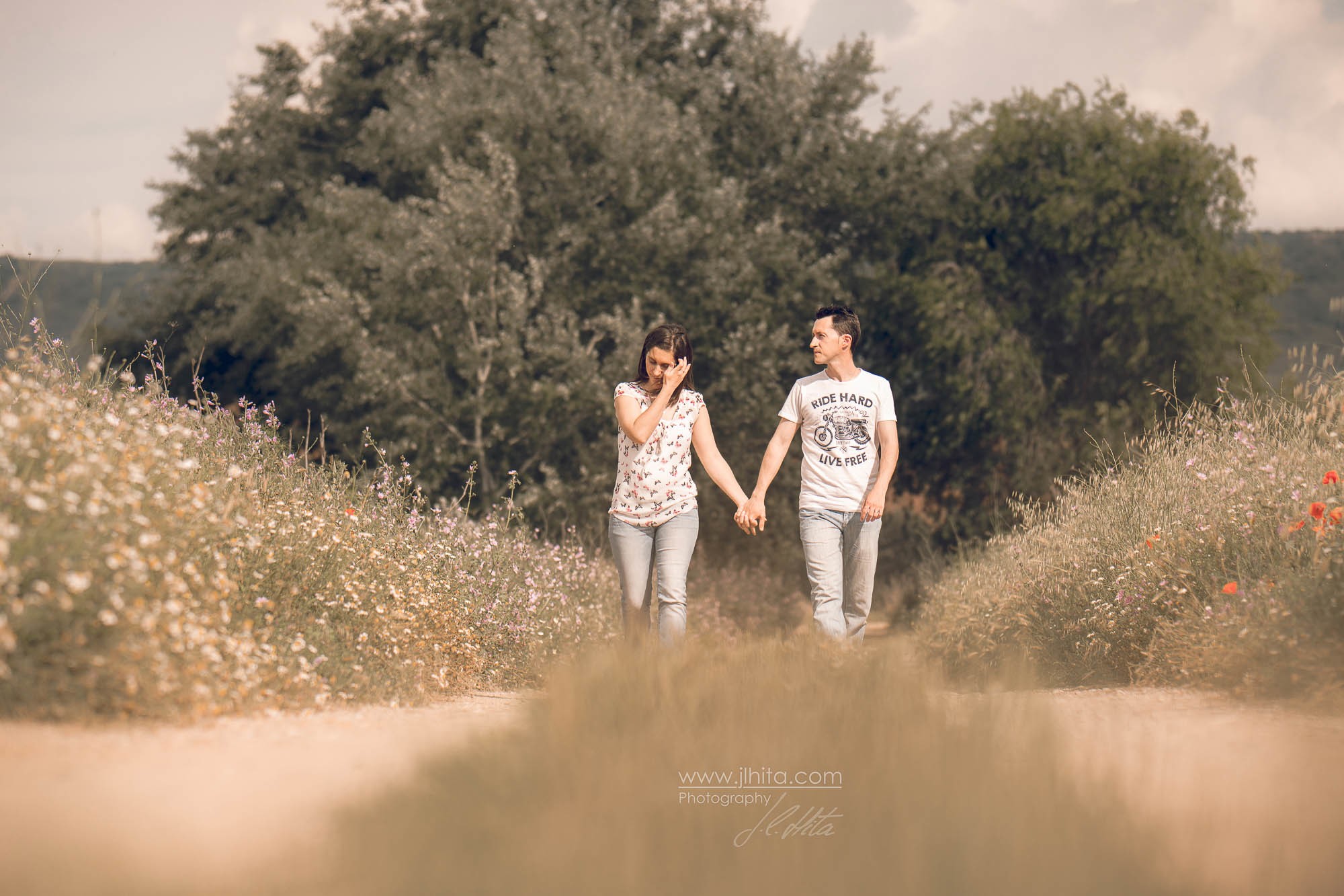 Pareja en preboda Paseando