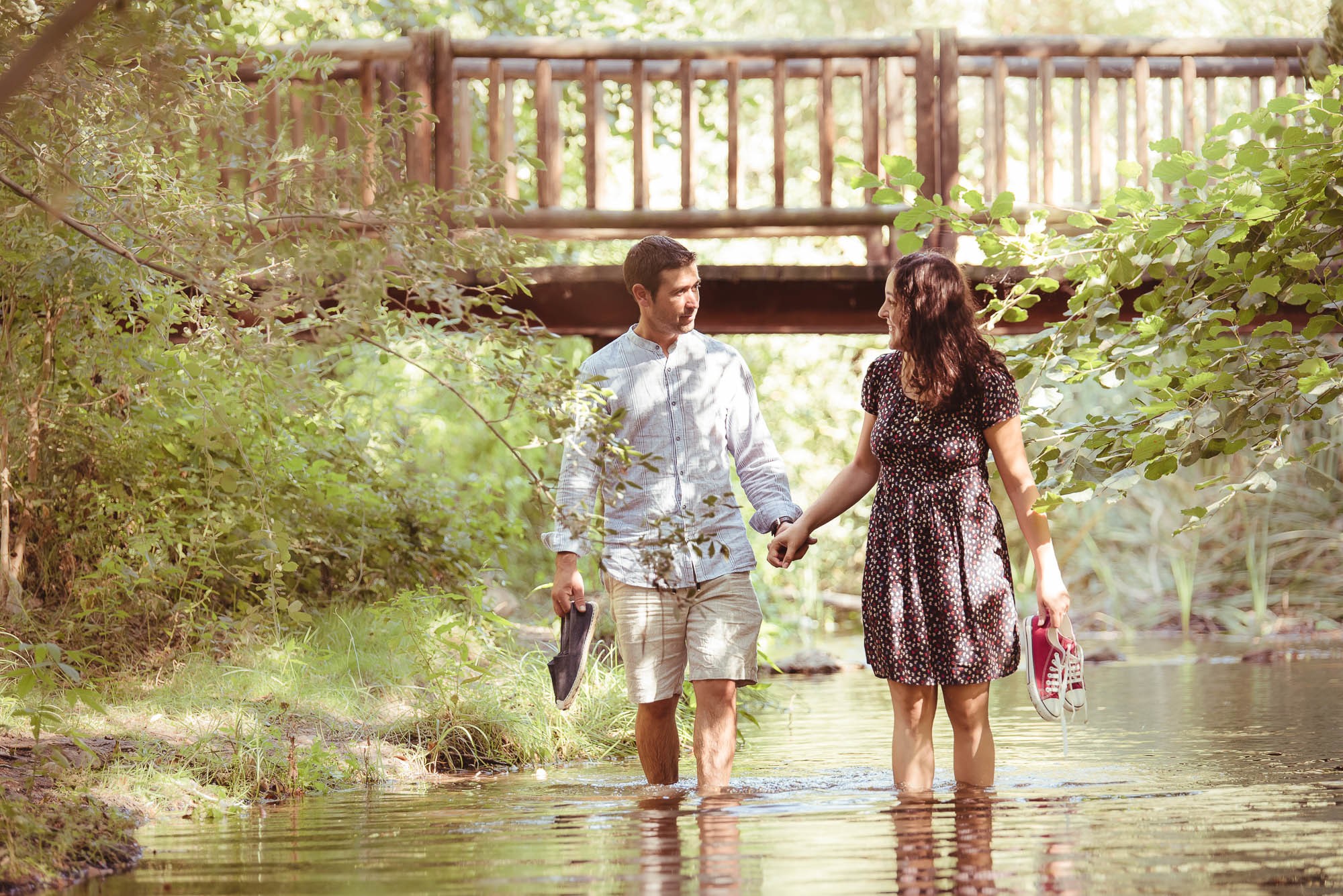 Pareja descalza en el agua