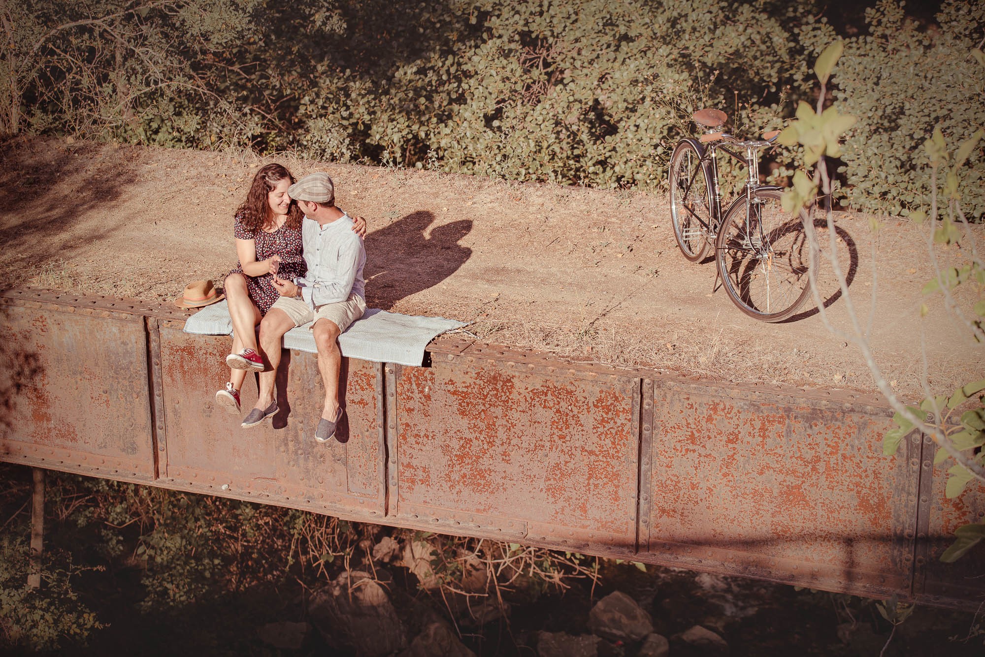 Sentados sobre el puente