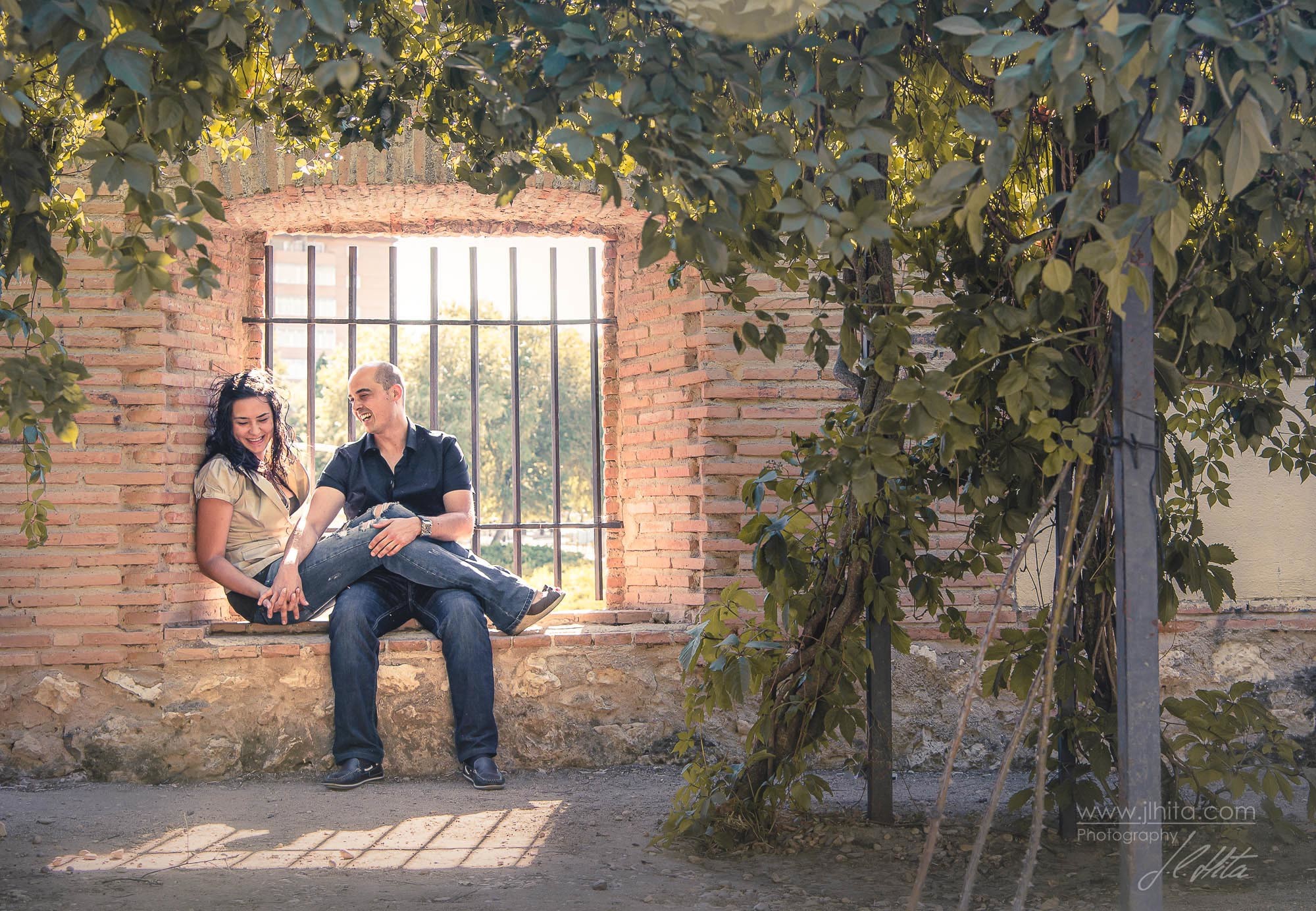 Ventana y pareja en el Palacio del Infantado