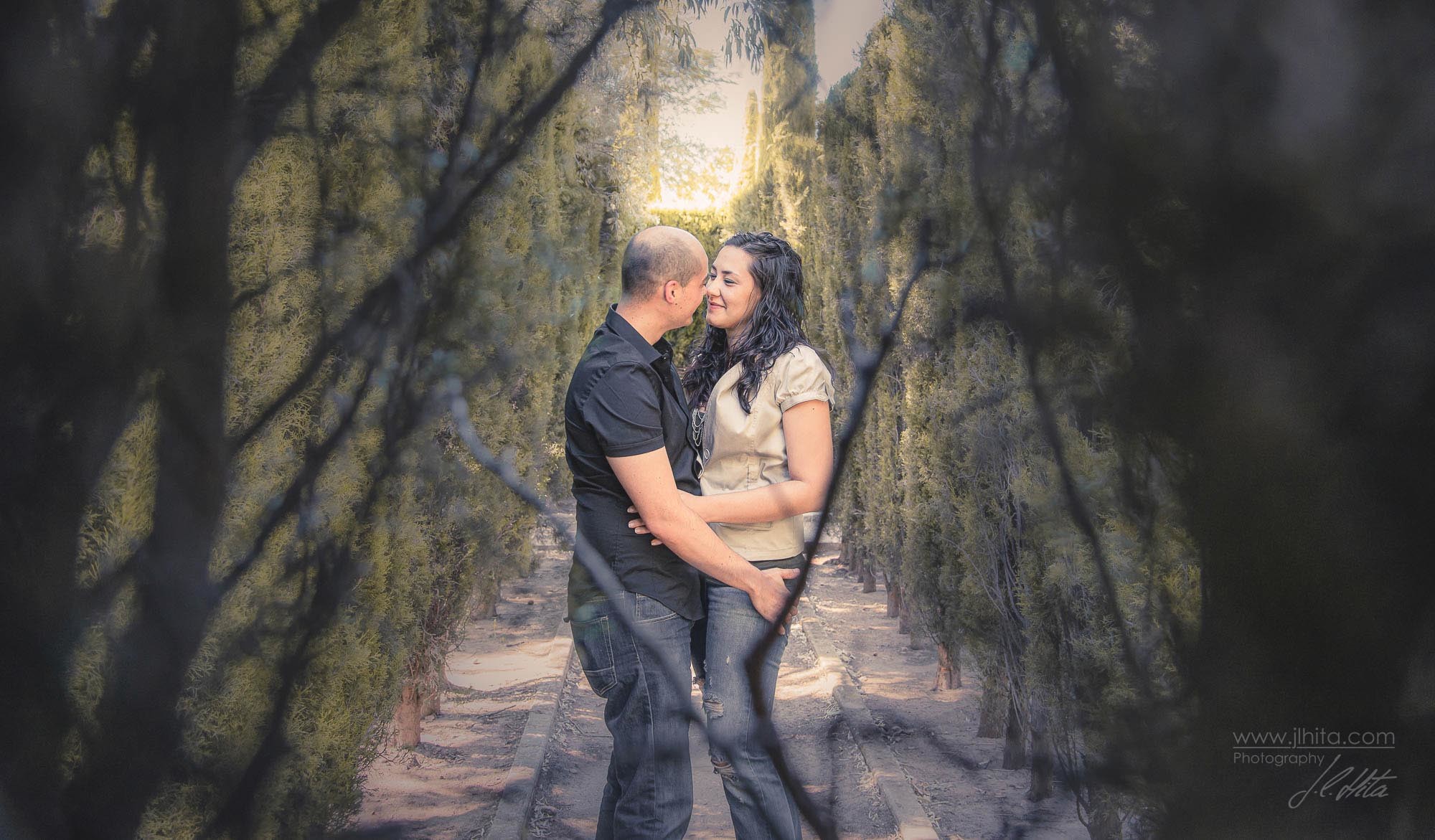 Esther y Javi en los jardines