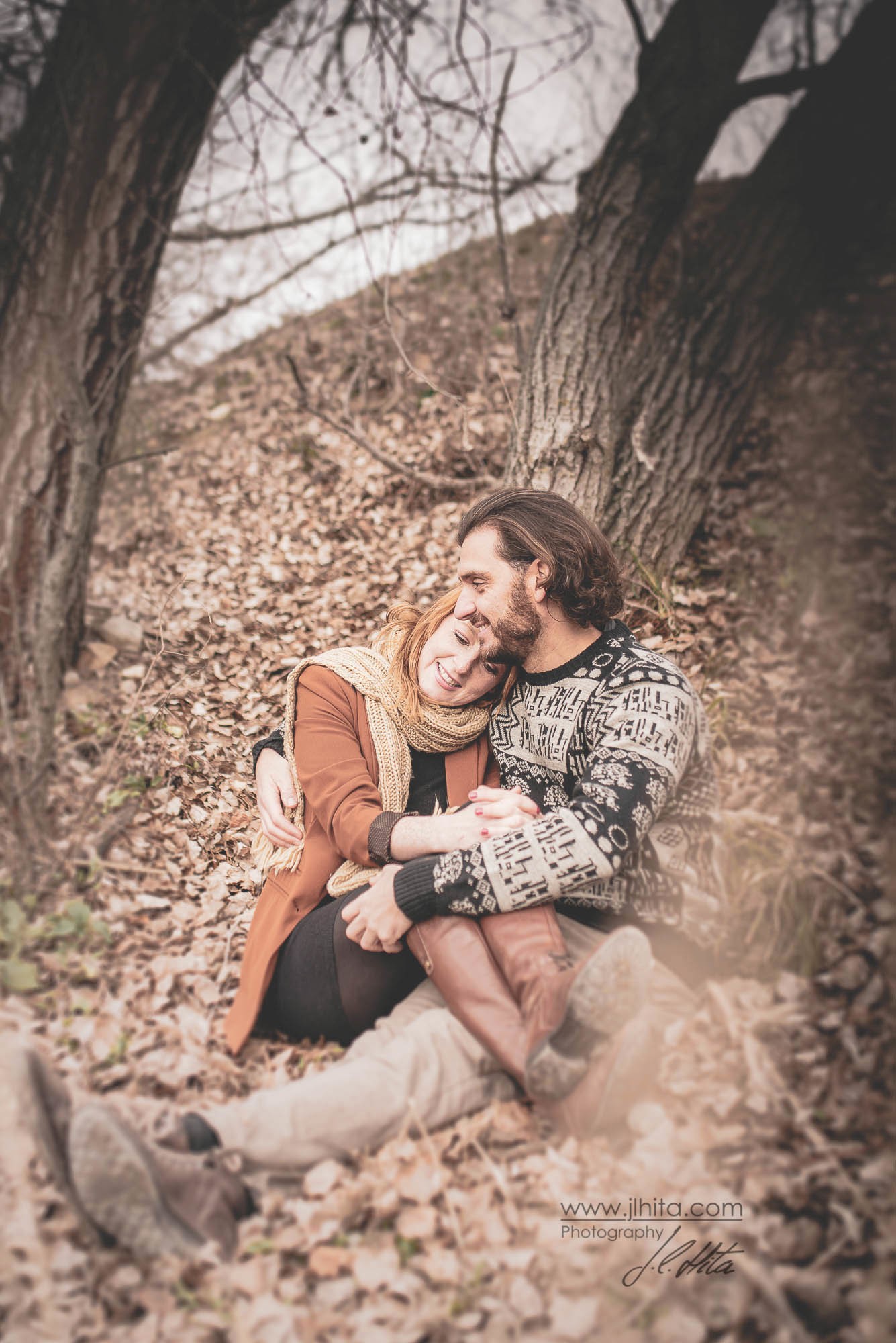 Sentados entre las hojas