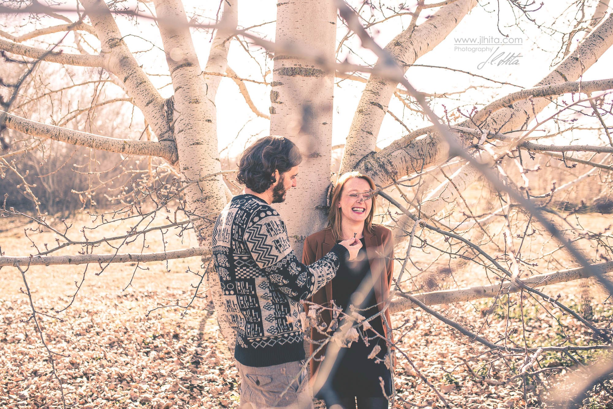 Sonrisas bajo el árbol