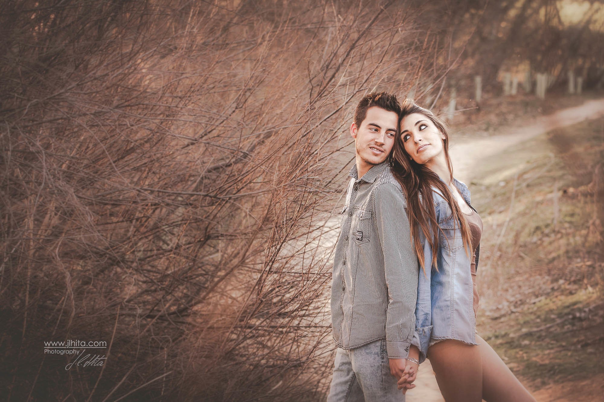 Sesión de pareja espalda con espalda