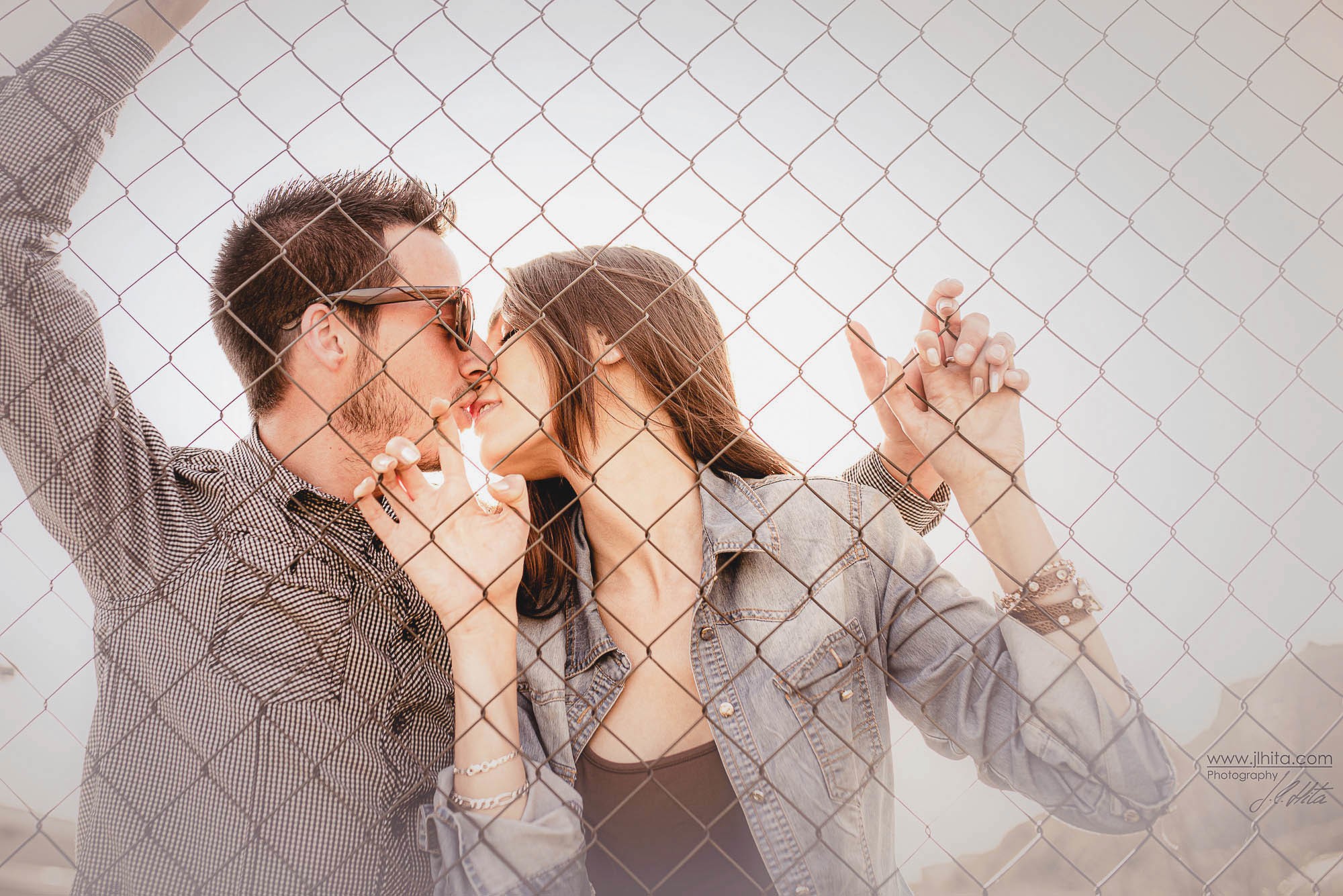 beso en la alambrada