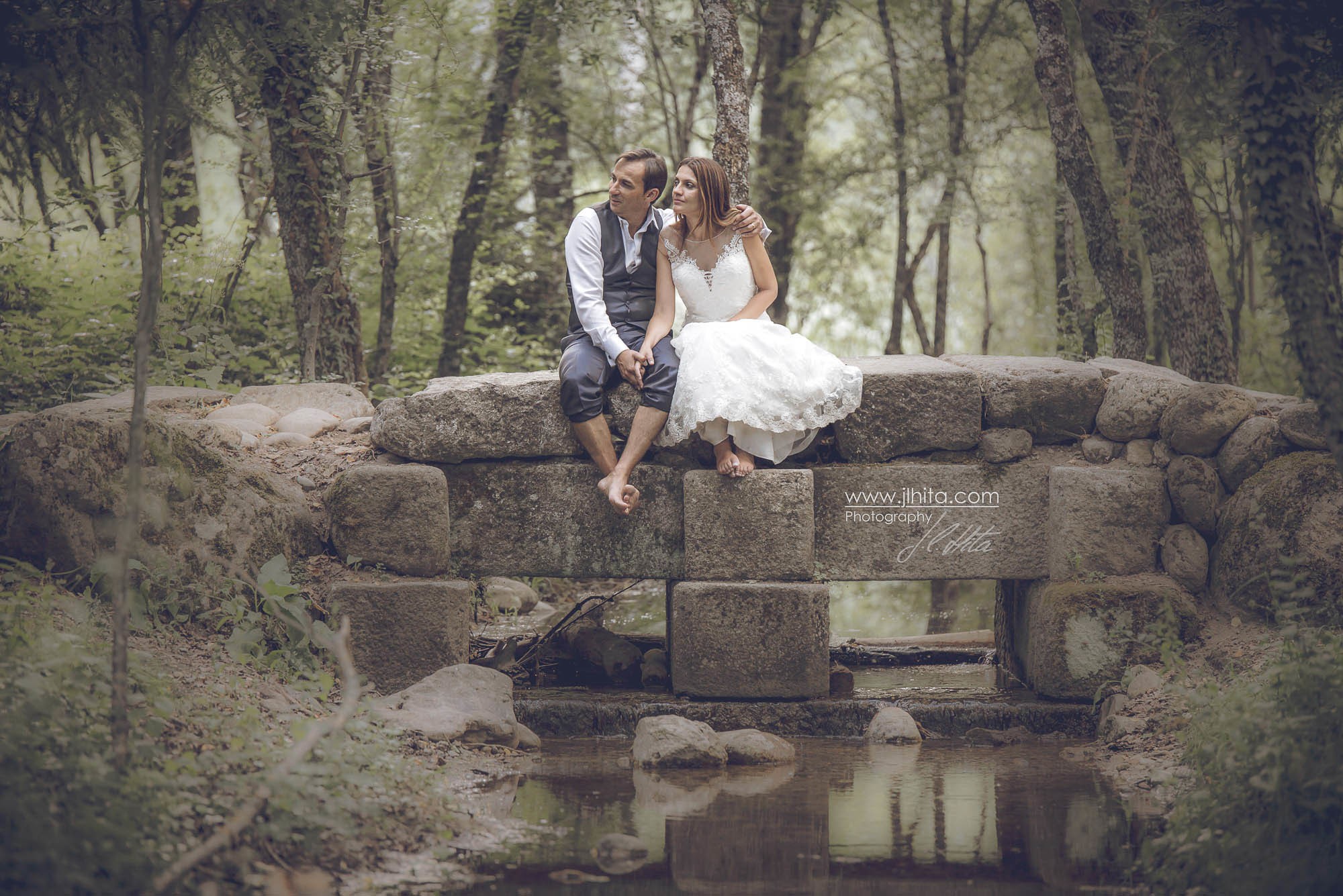 sentados en el viejo puente
