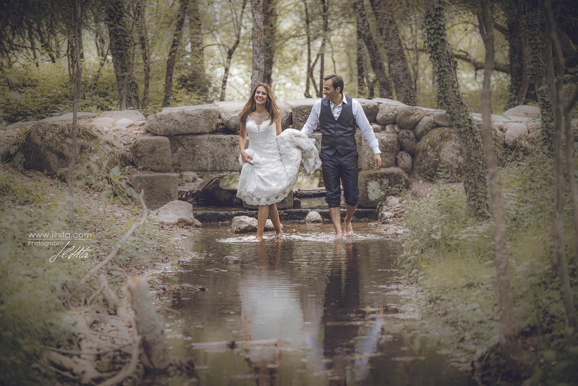 Postboda descalzos por el río