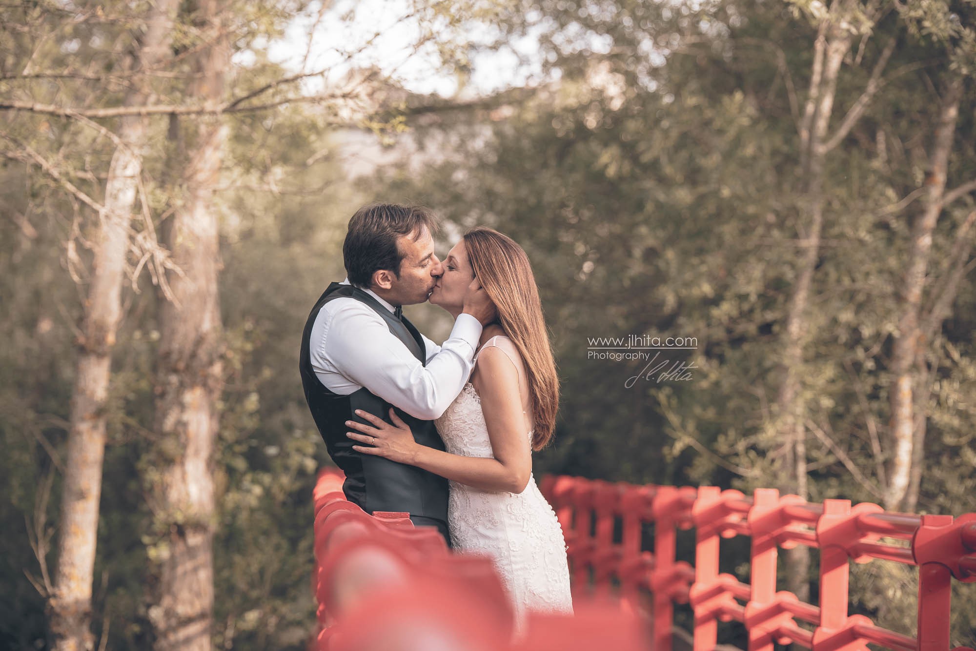 Raquel y Jose beso en el puente rojo