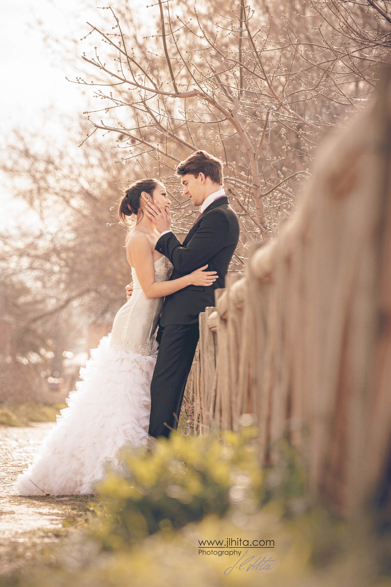 apoyados en la barandilla de la laguna
