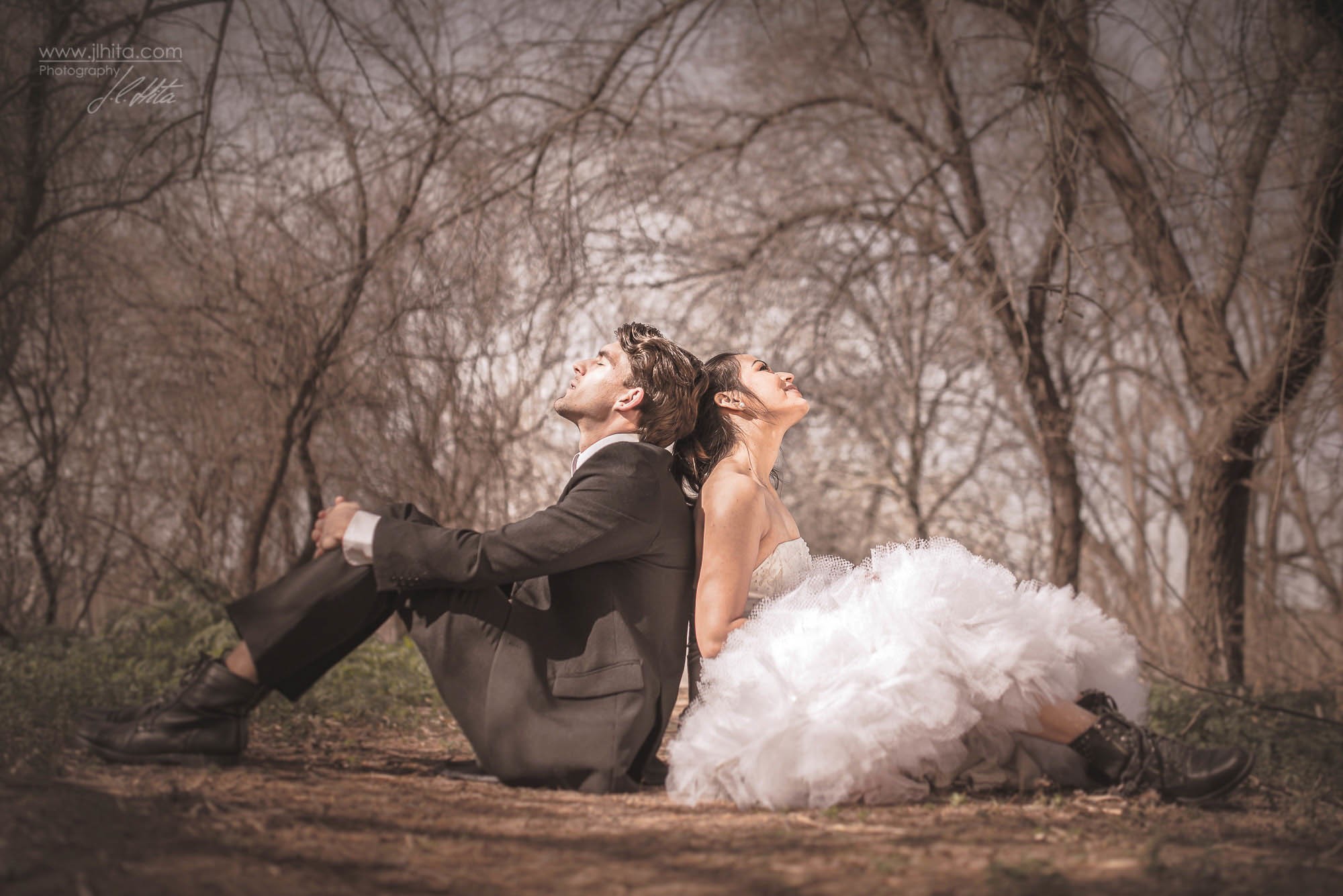 Postboda sentados en el bosque