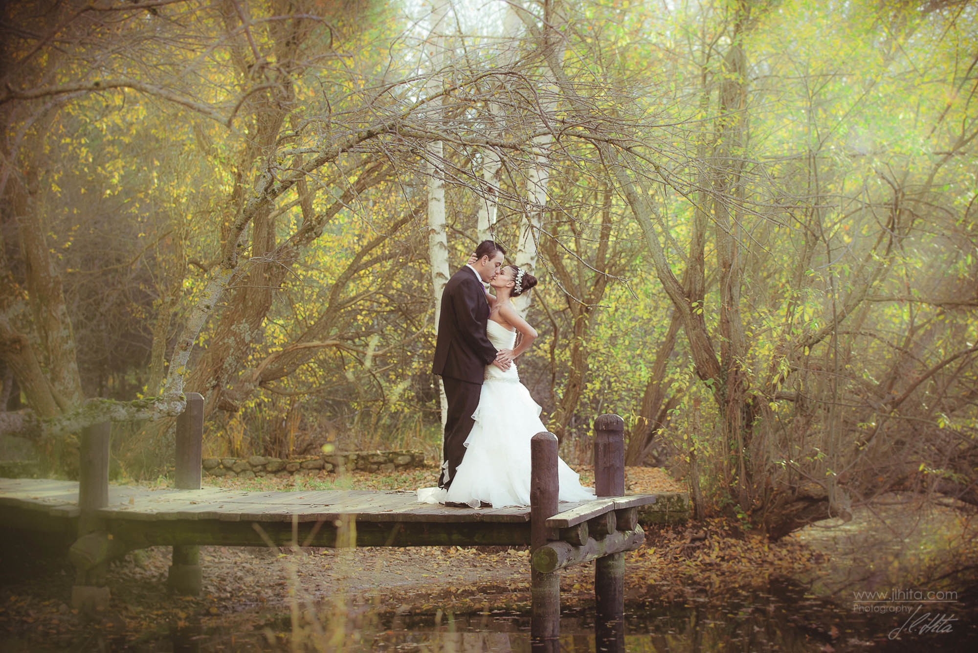 Postboda en el embarcadero del bosque