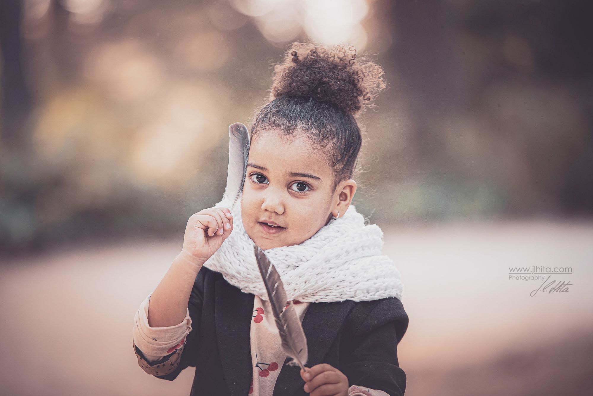 Retrato Ixchel y dos plumas