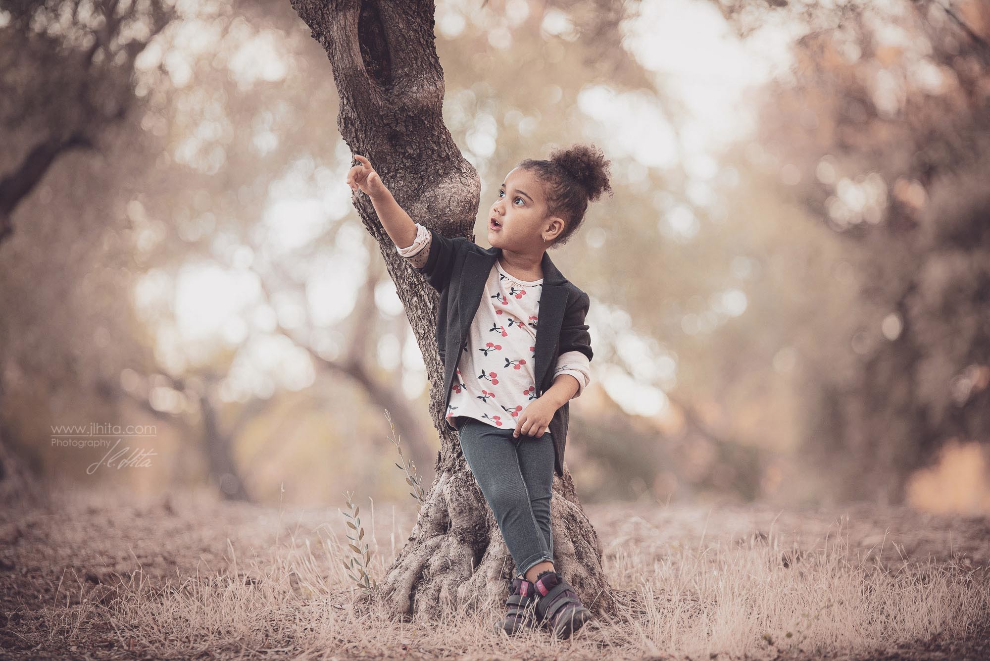 Ixchel señala con el dedo