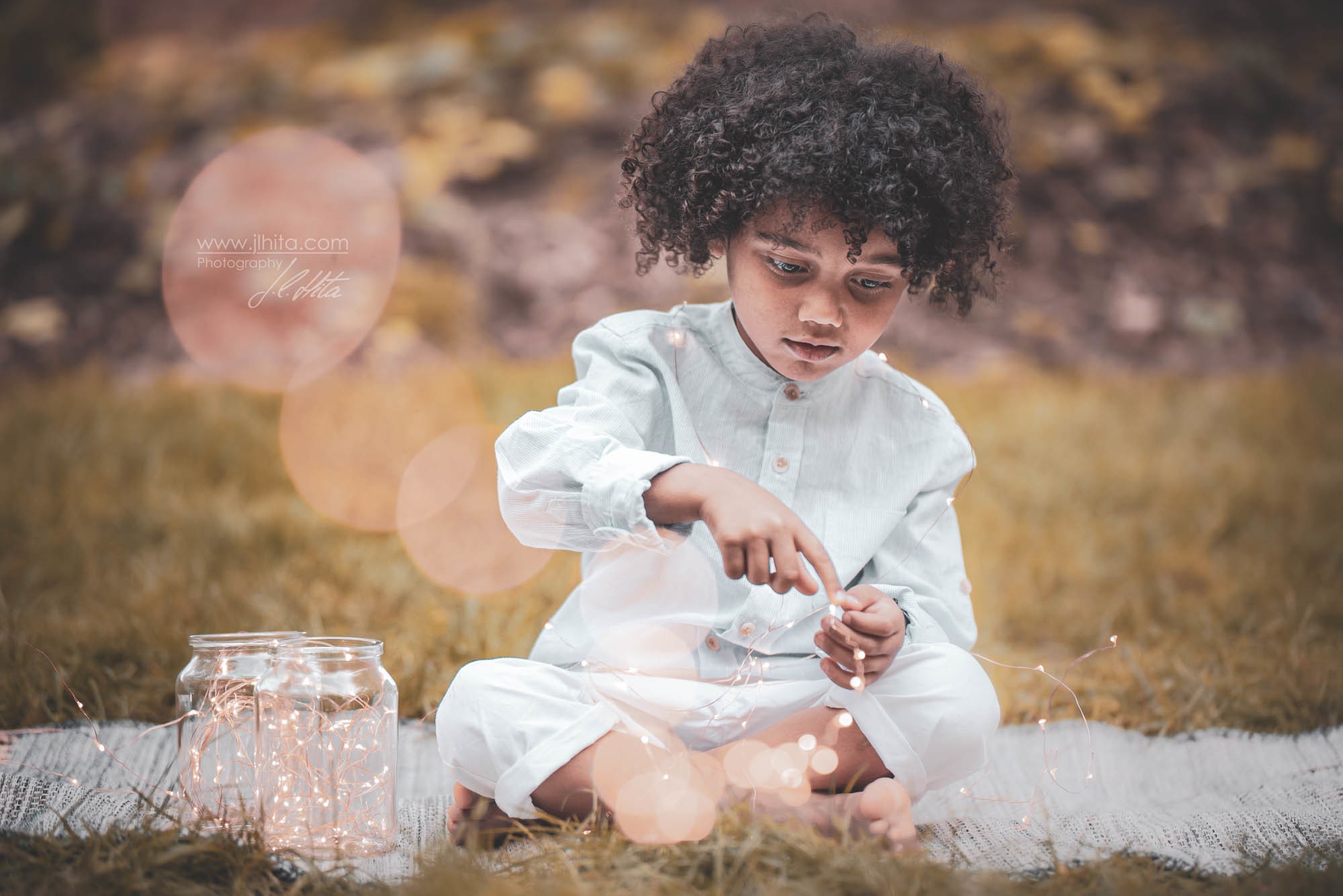 Edu con luces desenfocadas