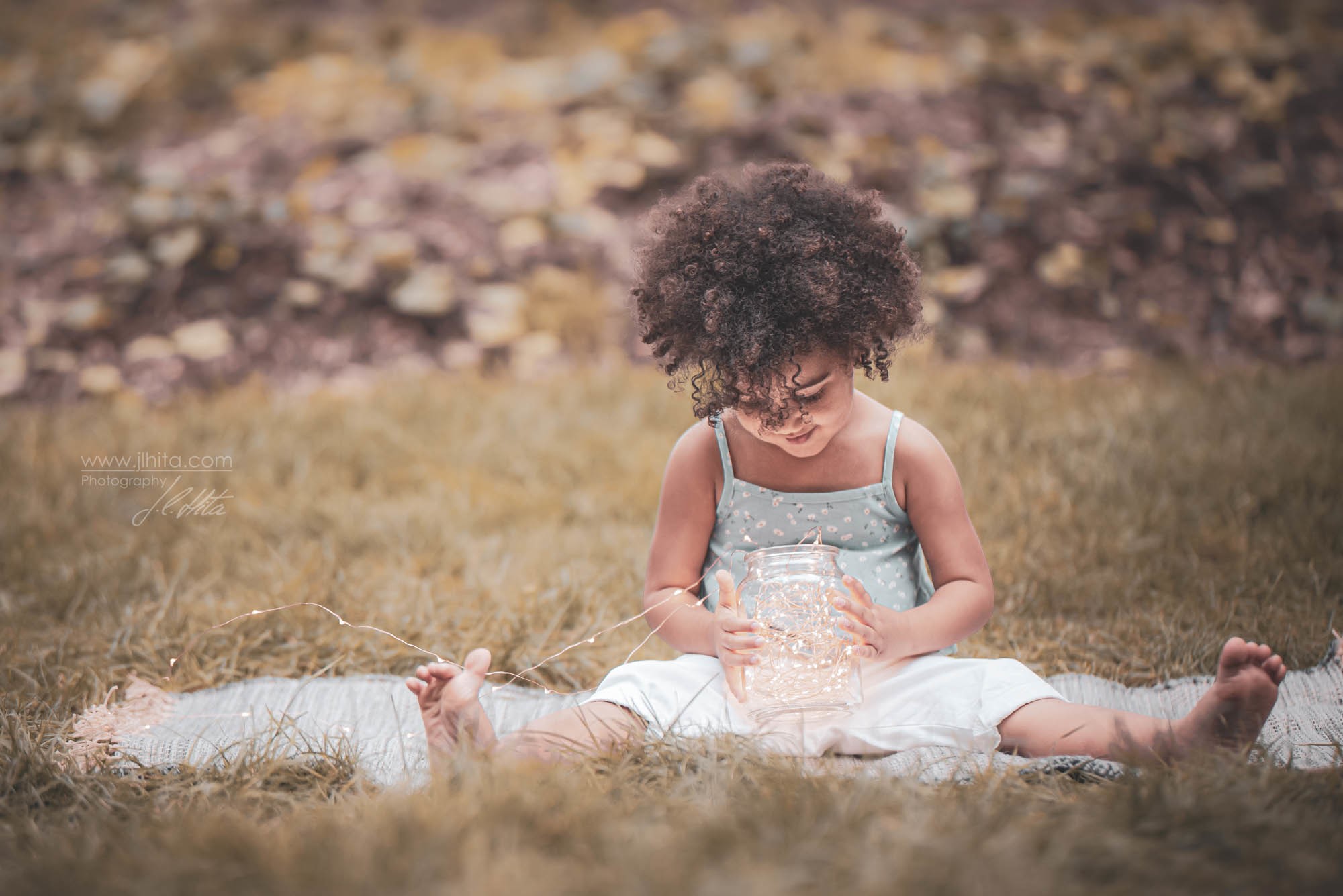 Ixchel con un bote con luces
