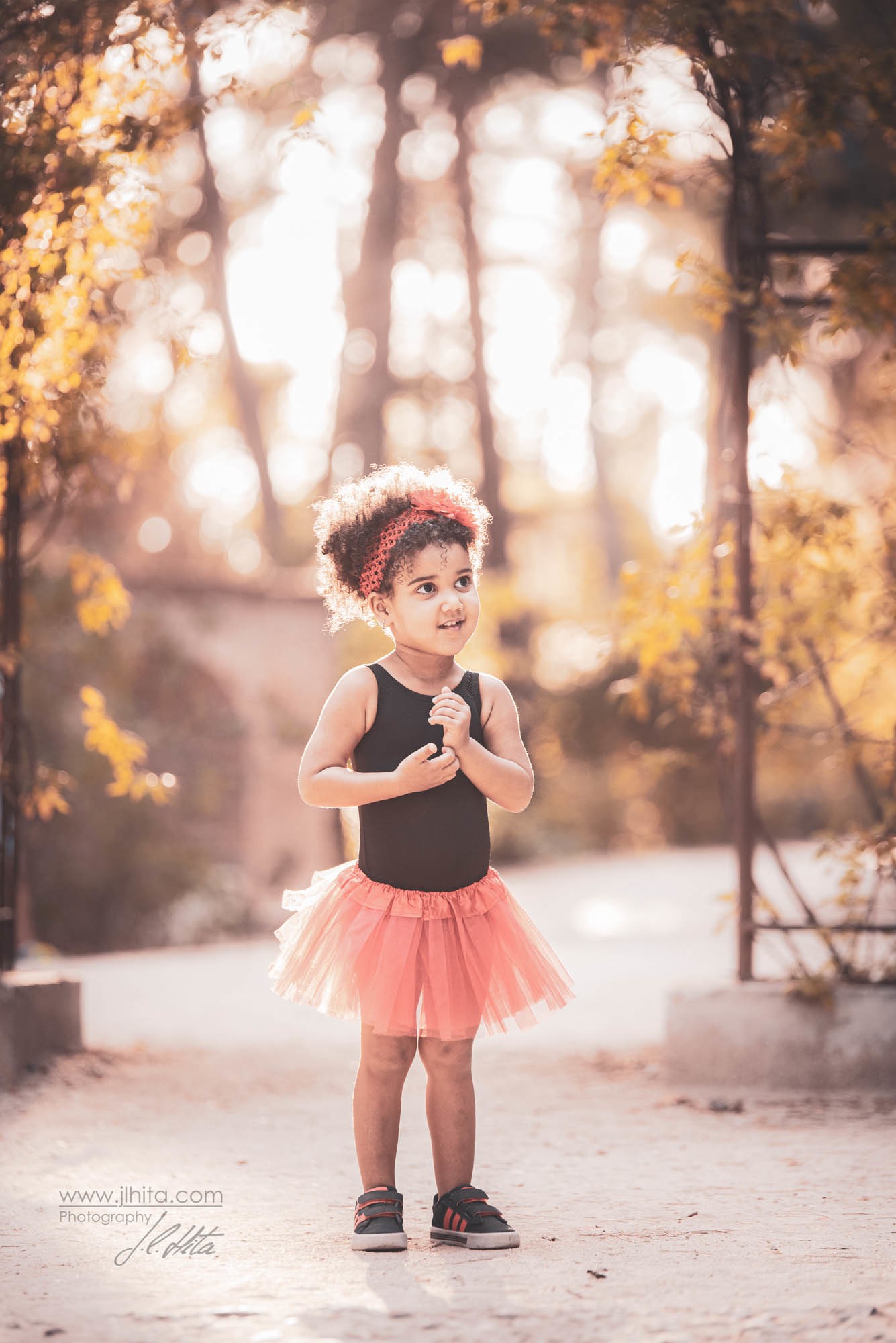 Ixchel con falda tul en el parque