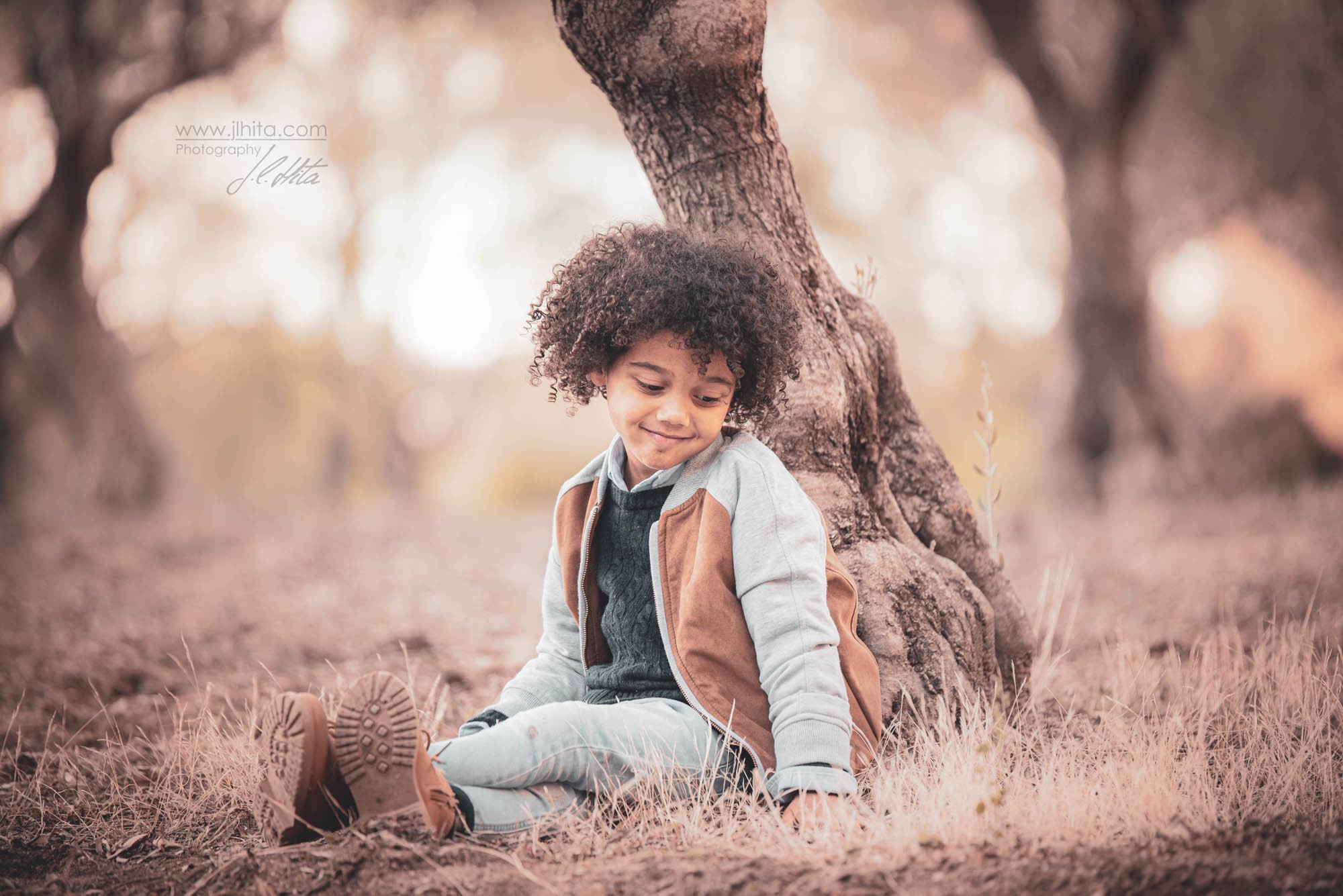 Edu apoyado en un tronco