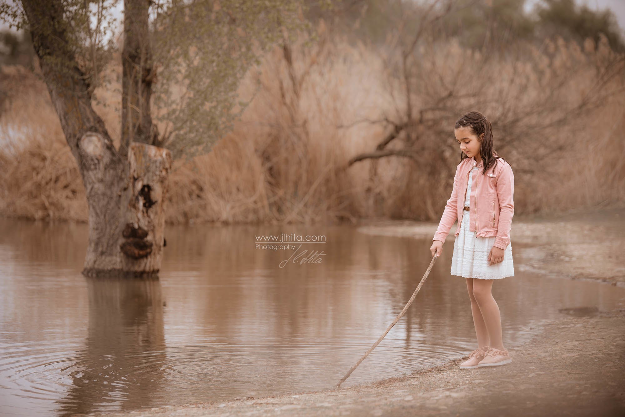Leire jugando en la laguna
