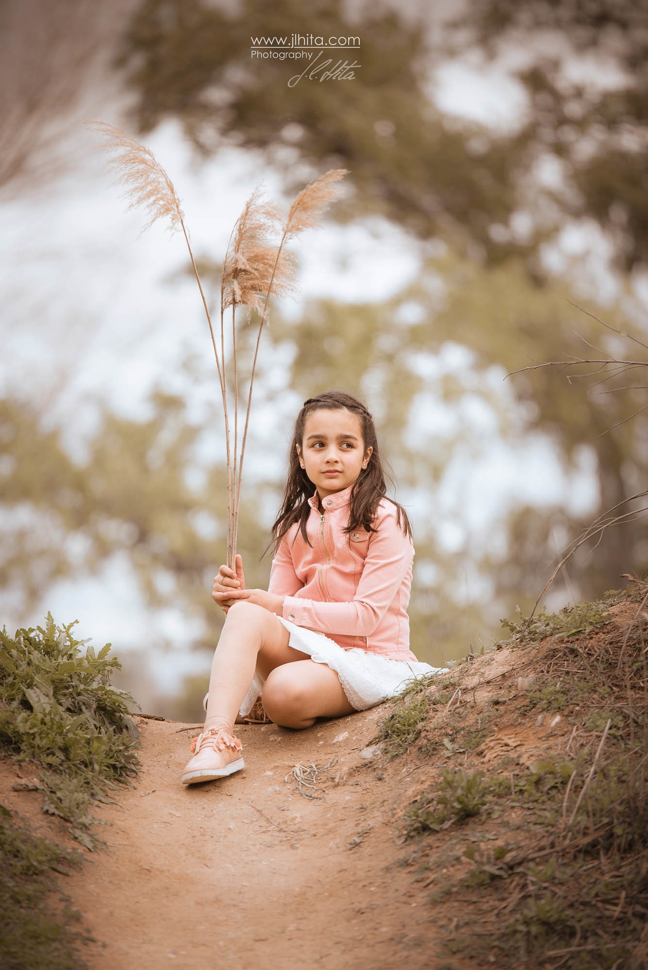 Sentada en el camino