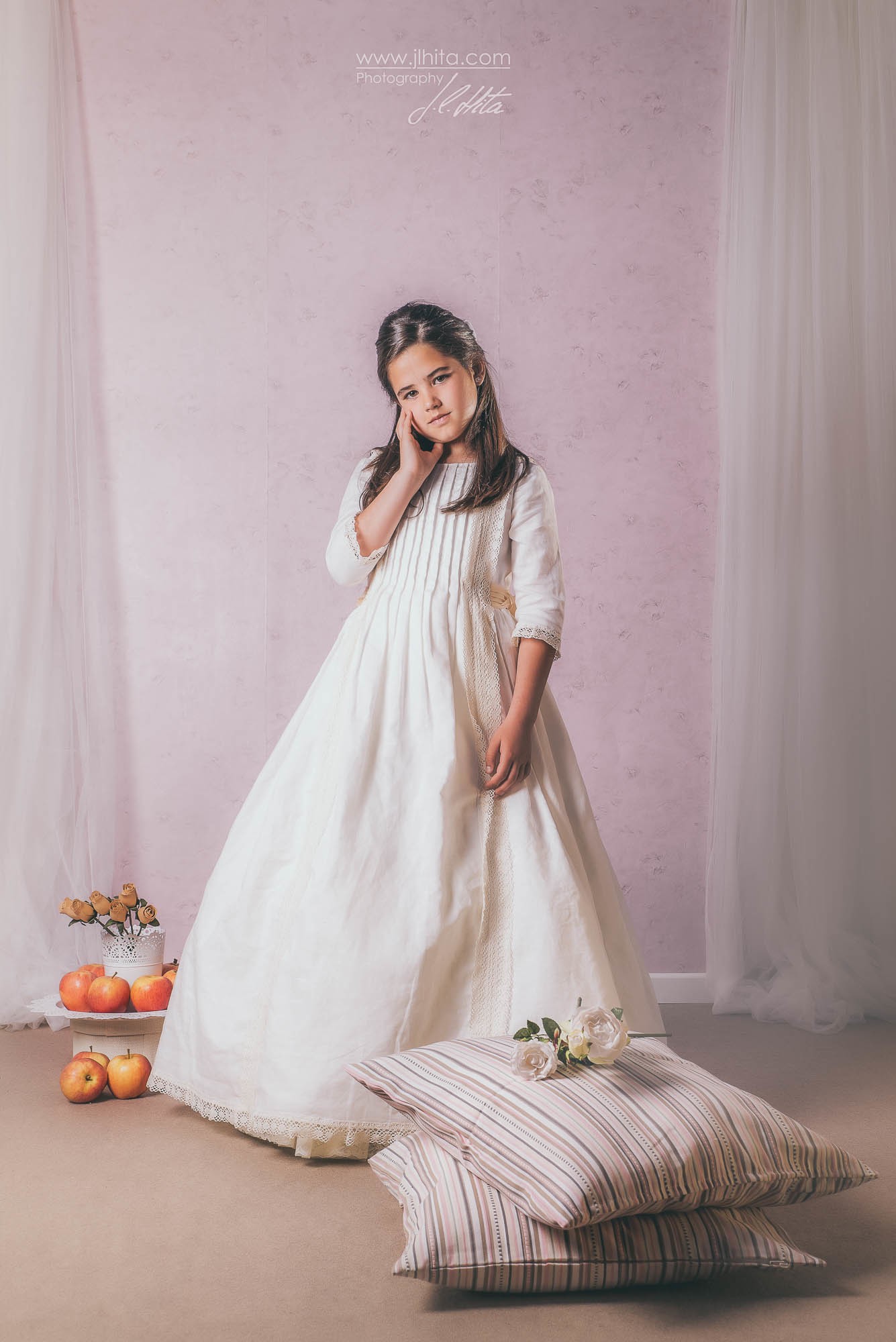 Carlota escena con manzanas