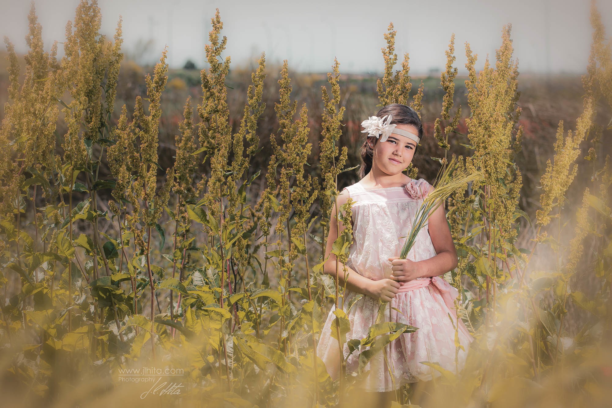 Carlota entre la vegetación
