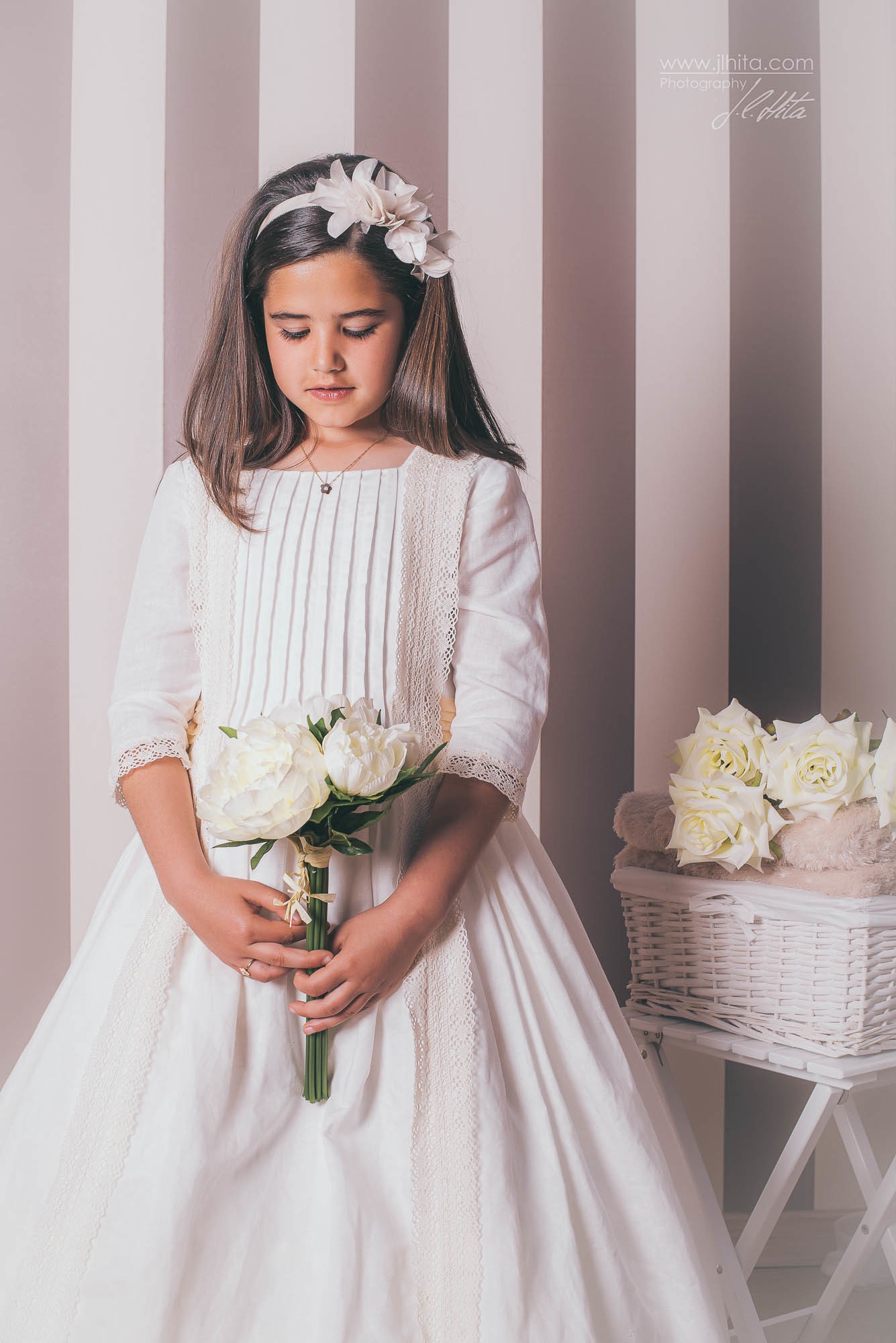Carlota mirando flores Blancas