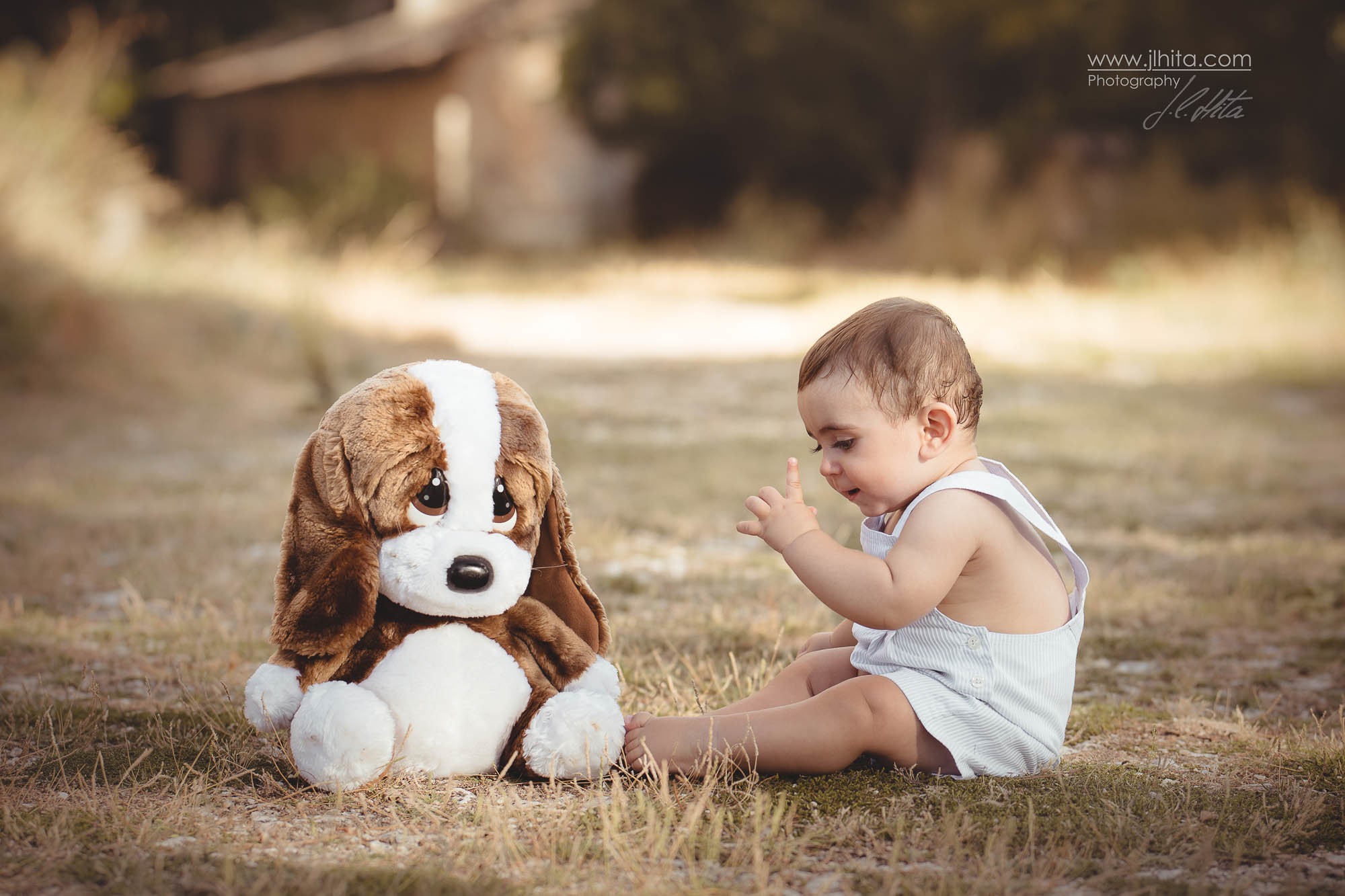 Uriel hablando con un peluche
