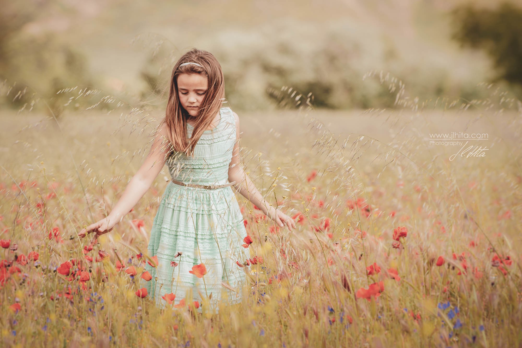 Triana acariciando las flores