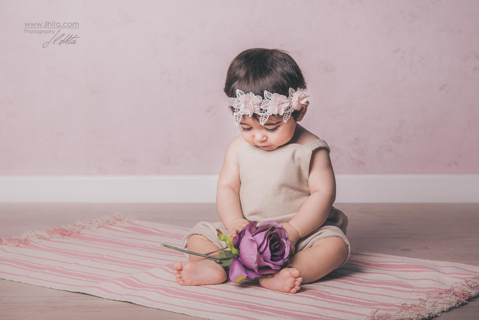 Escena de bebé con flor