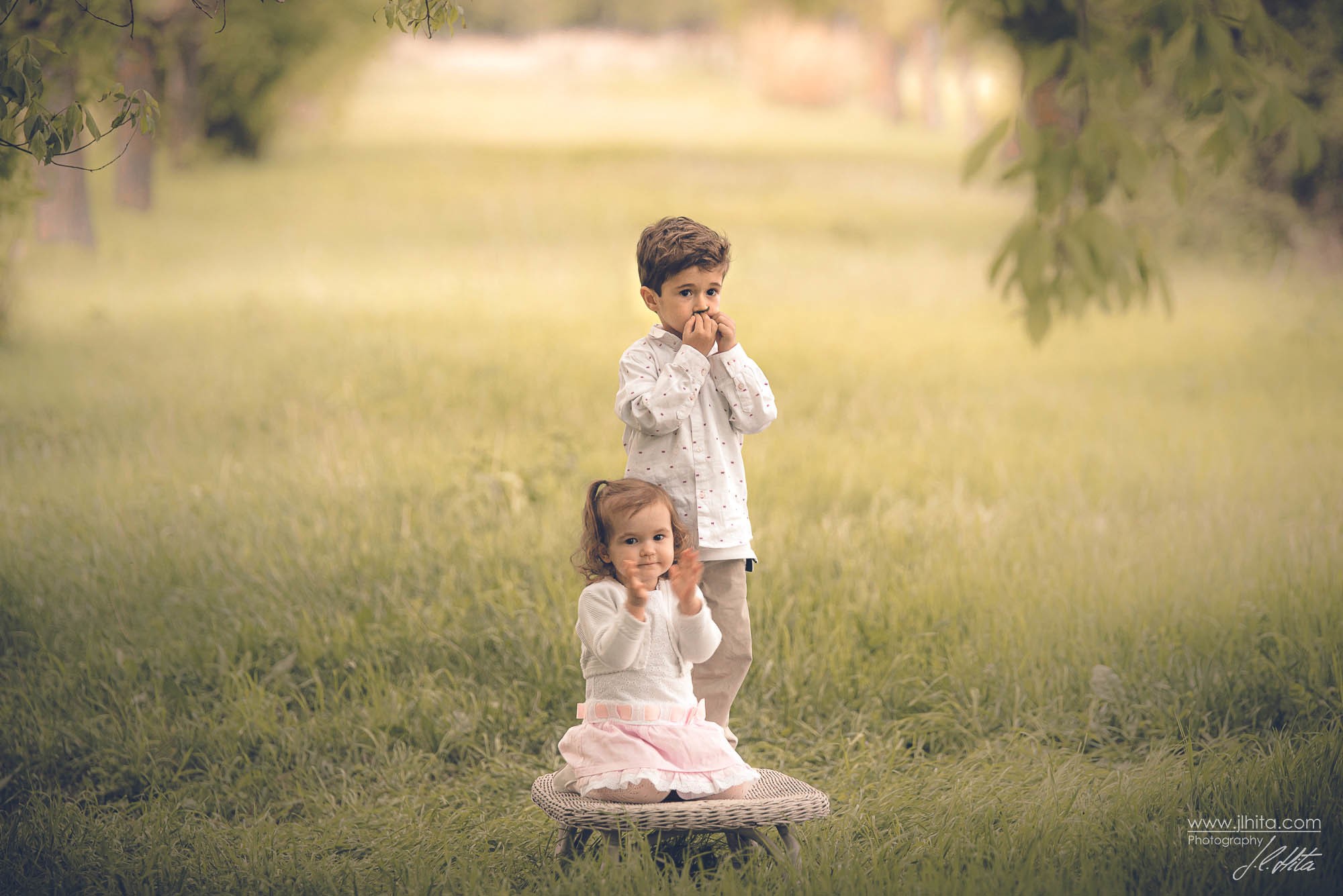 Hermanos niña aplaude