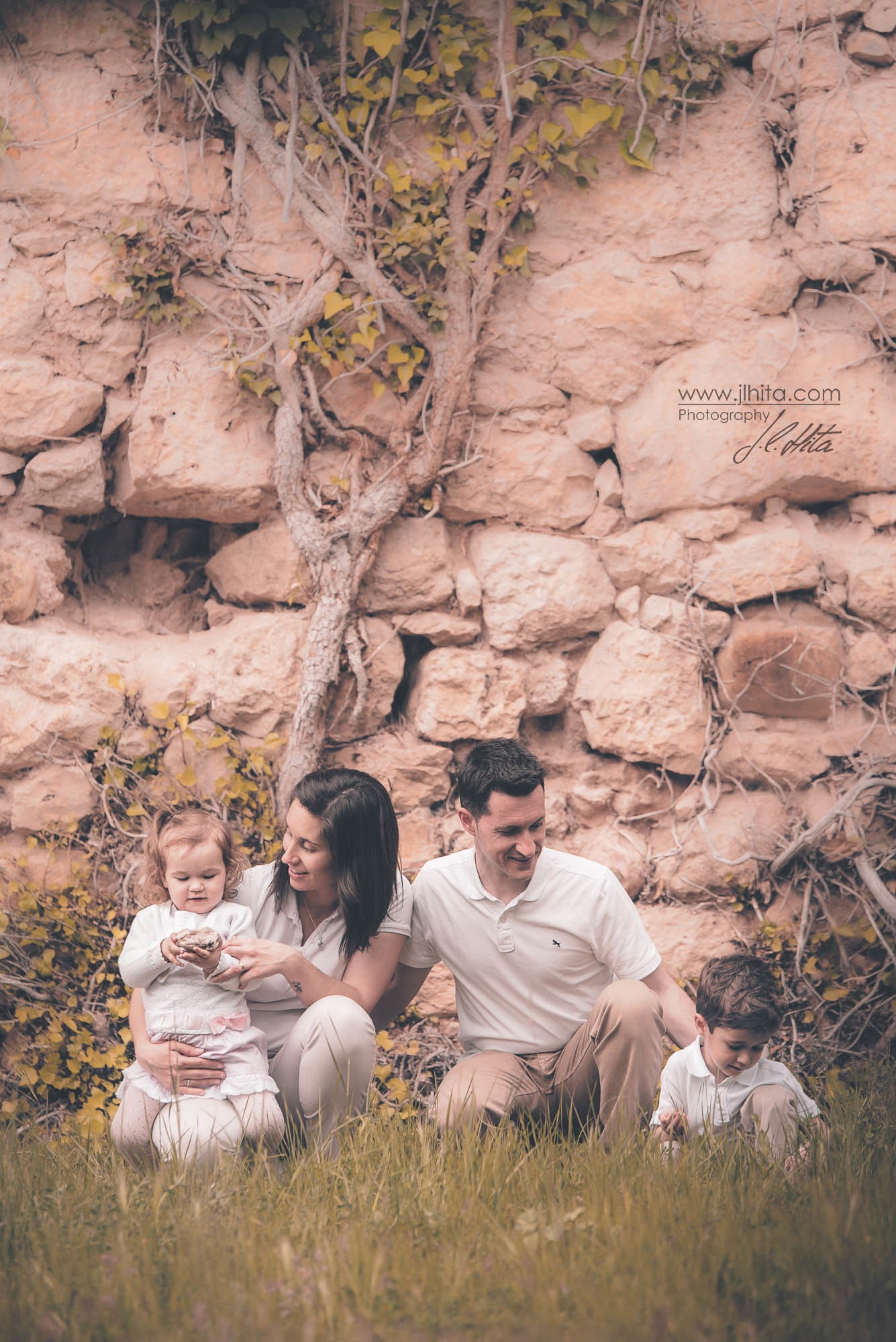 Familia Hiedra detrás