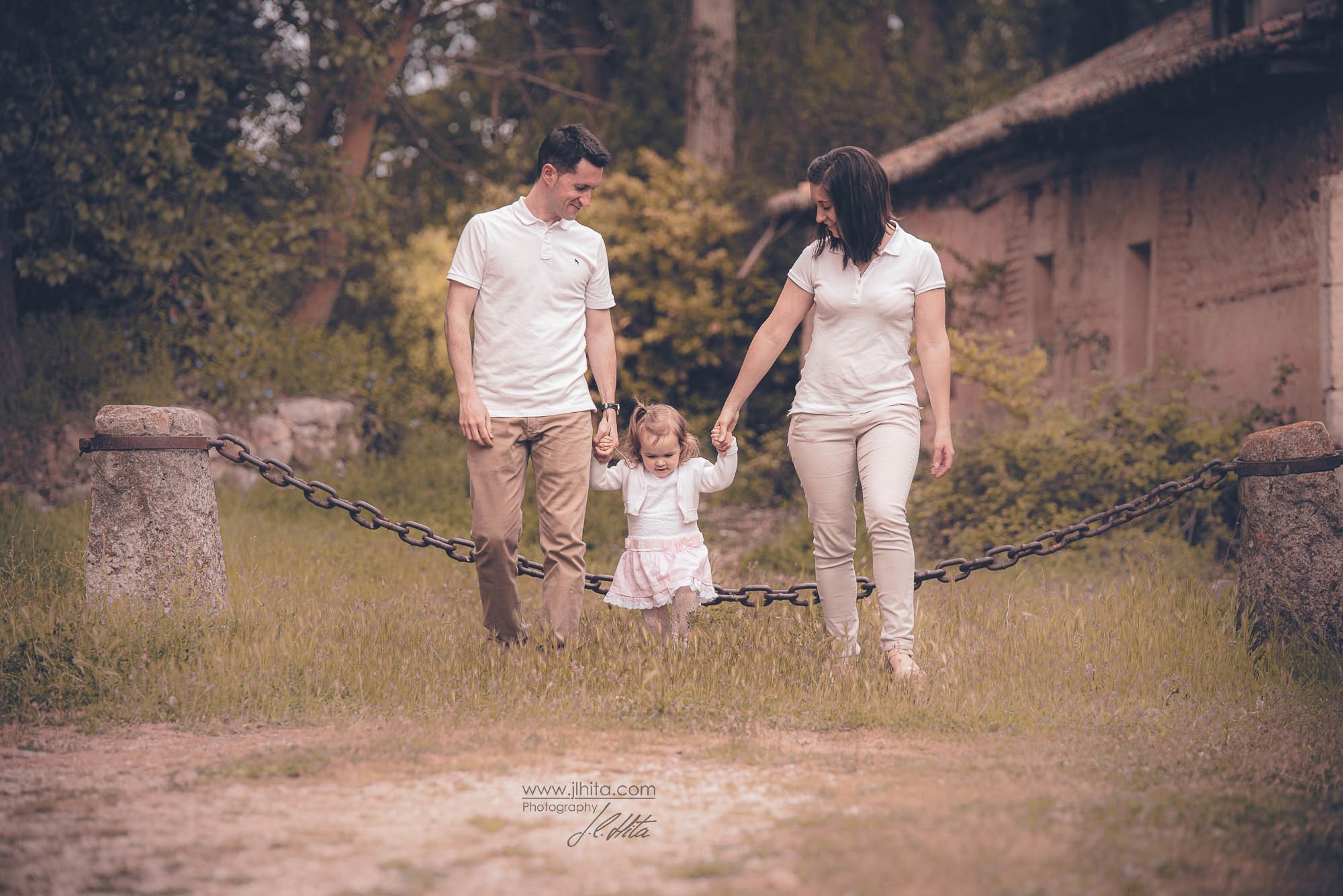 Mamá Papá niña andando