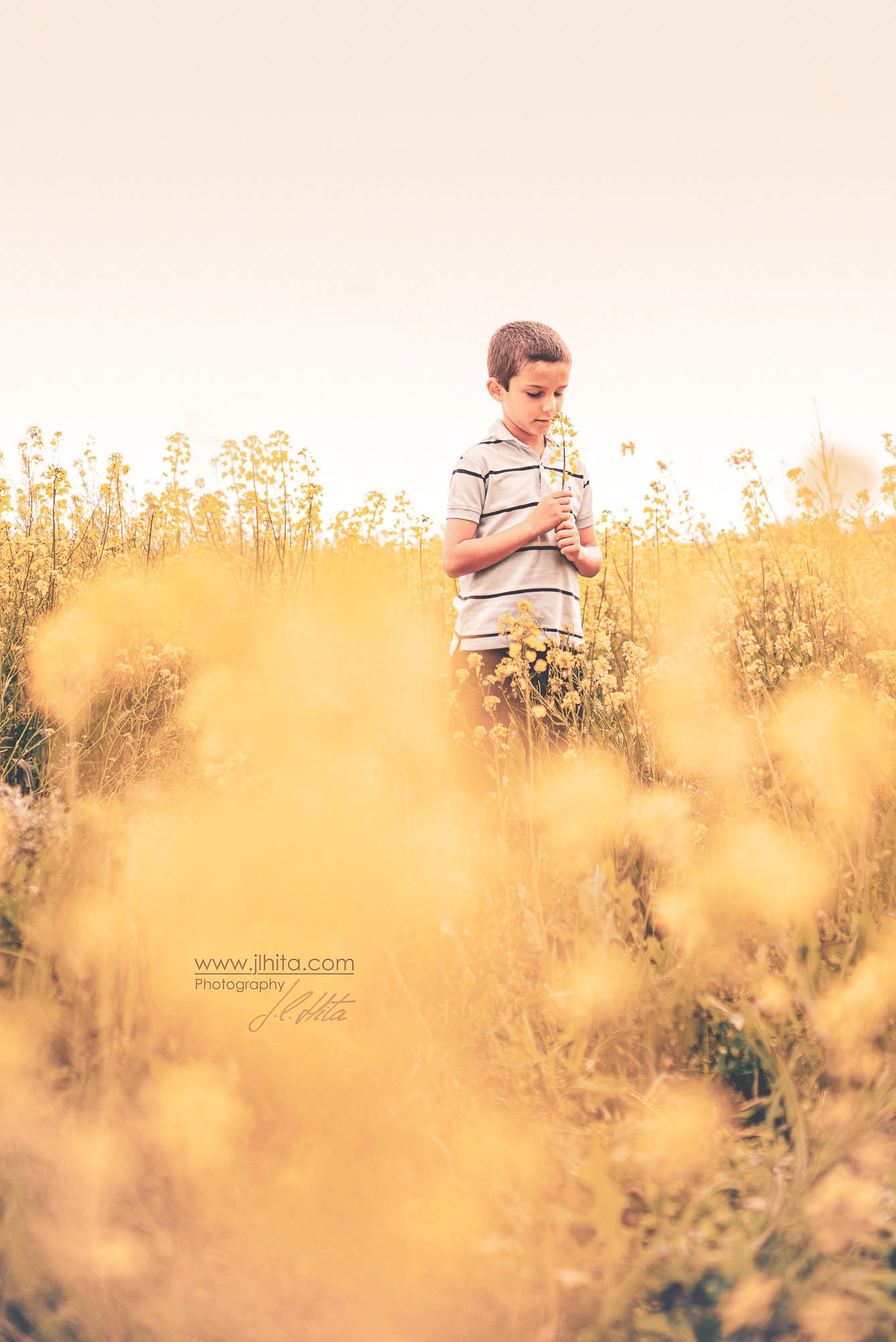 Alvaro oliendo flores amarillas