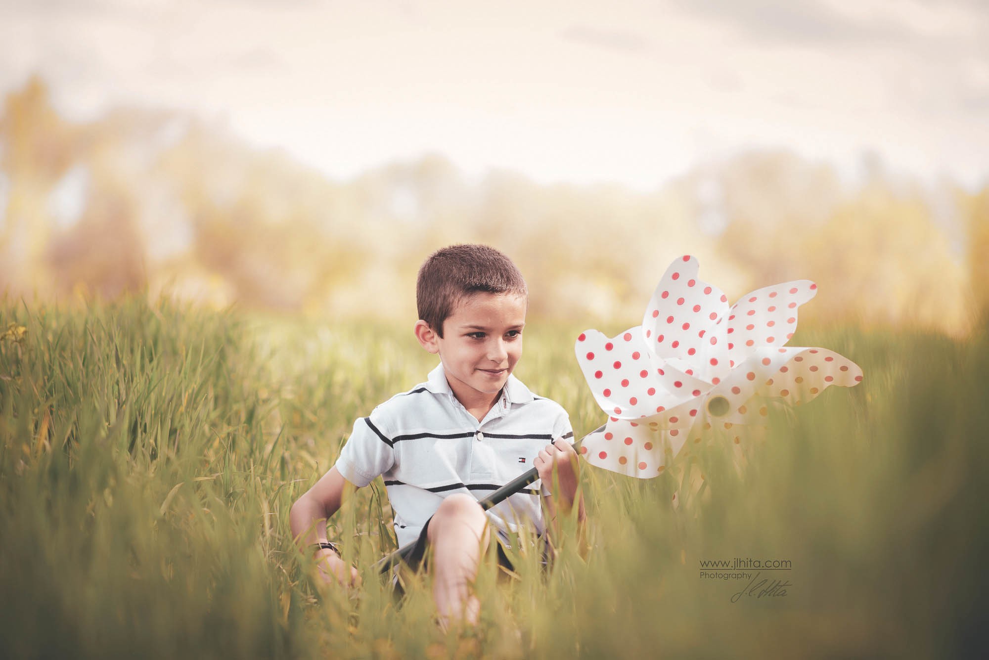 Alvaro entre la hierba